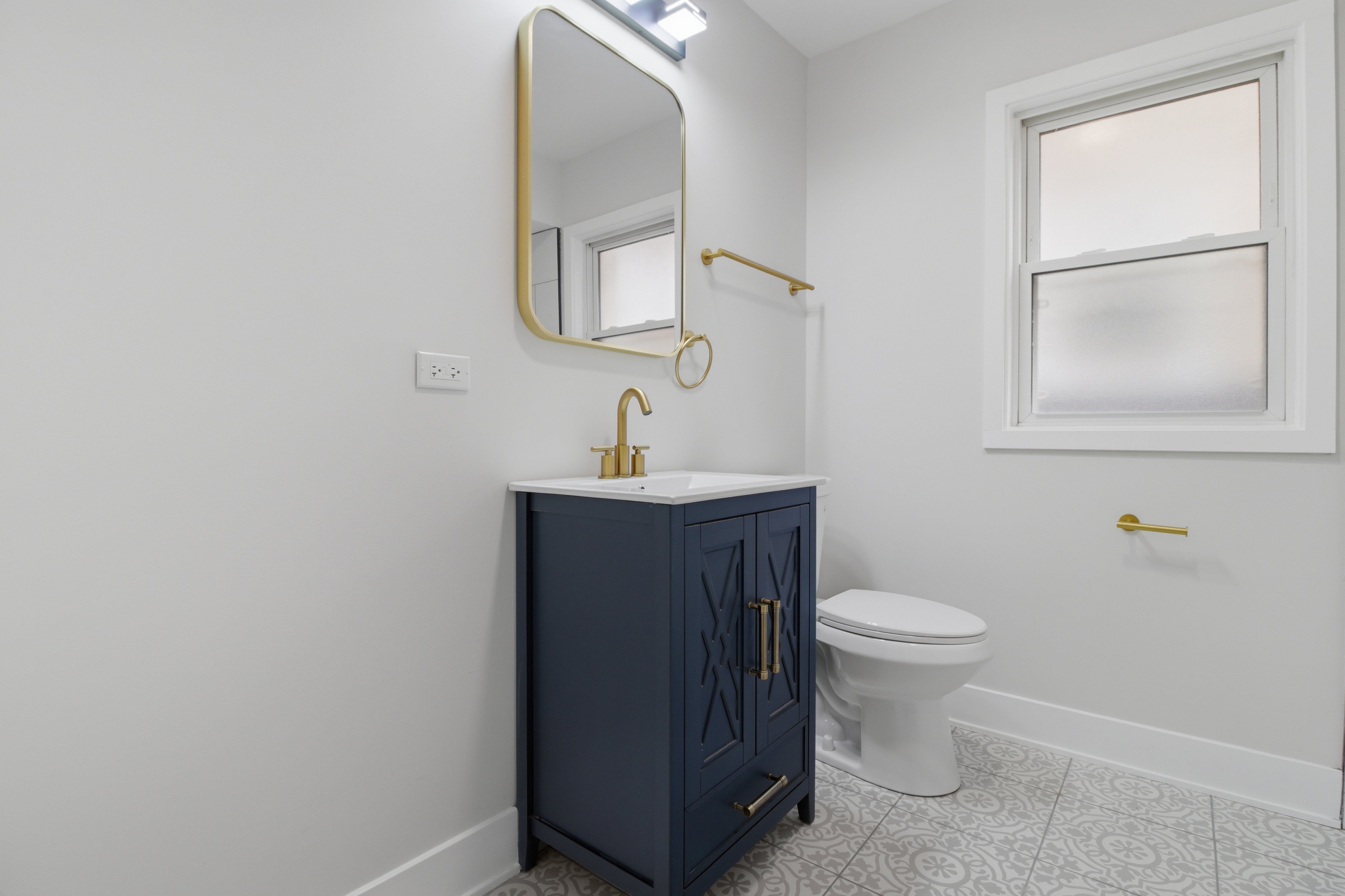 Chicago Apartment: 2521 W Farragut Ave Chicago IL