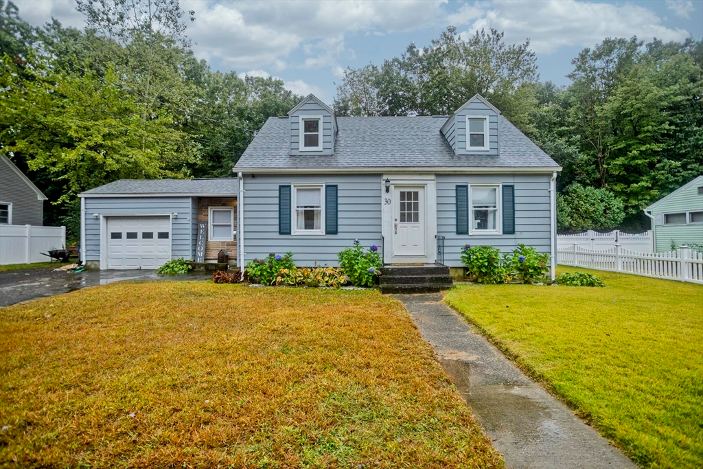 South Hadley House: 30 Yale St