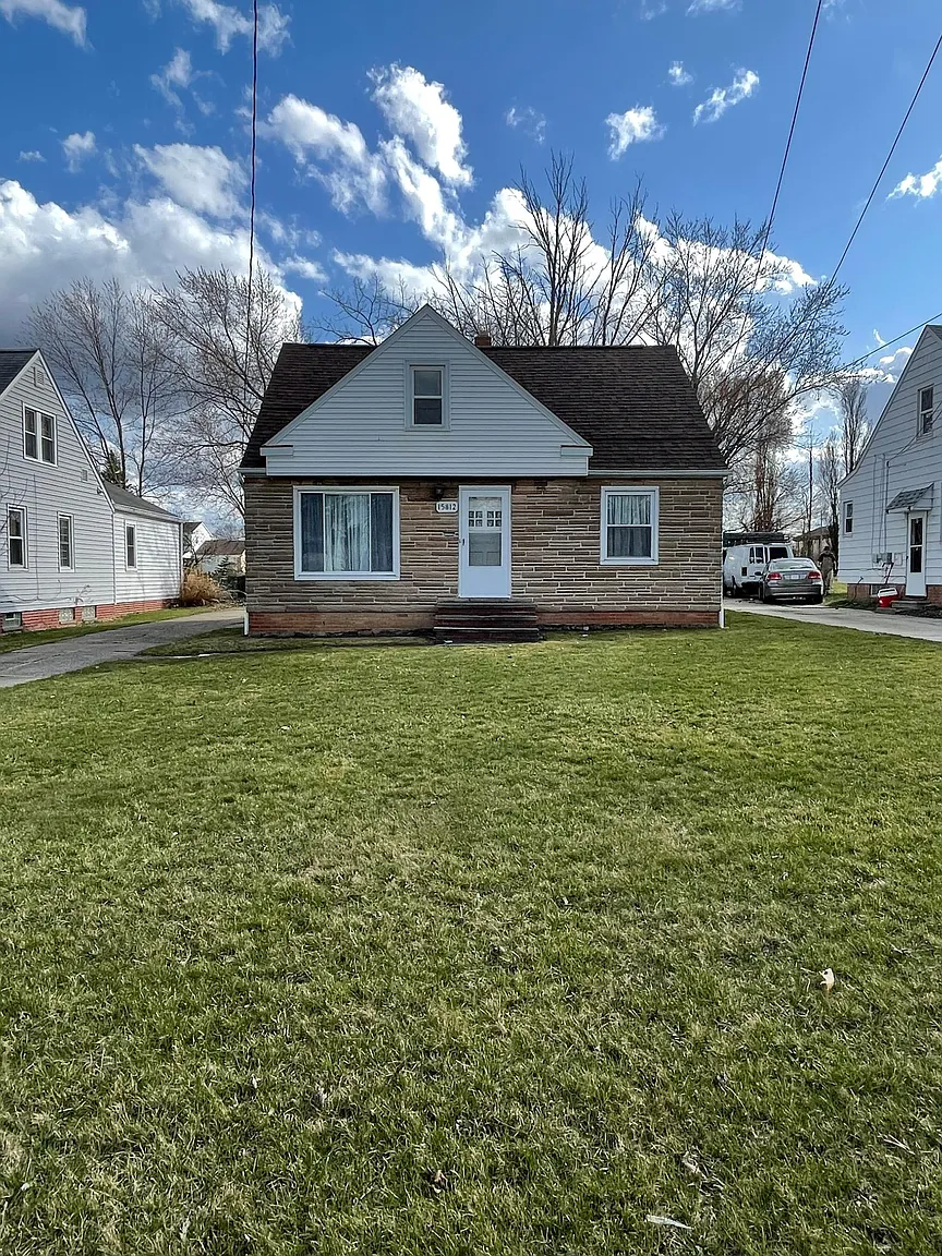 Maple Heights House: 15812 Rockside Rd