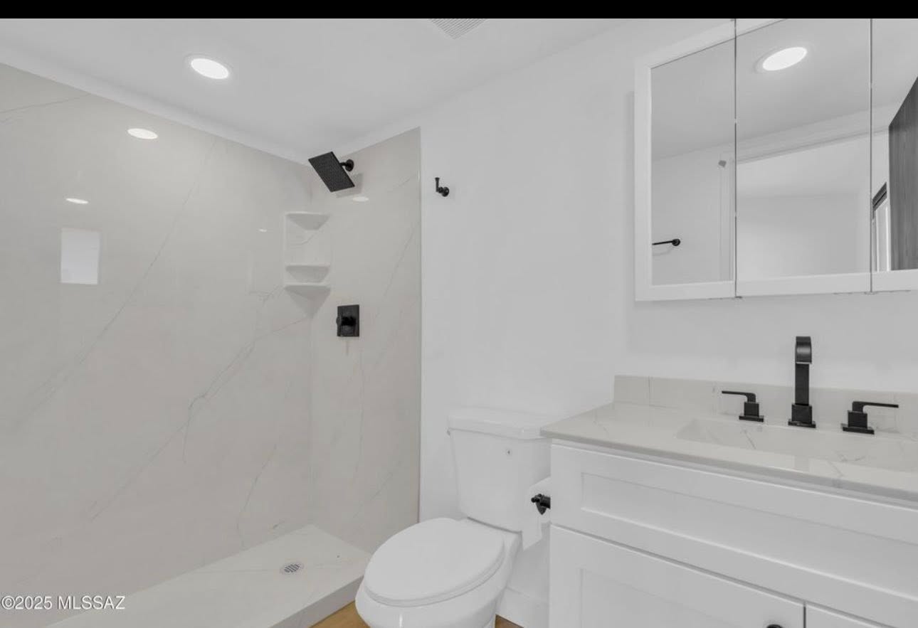 Vail House: 980 N Solar Dr