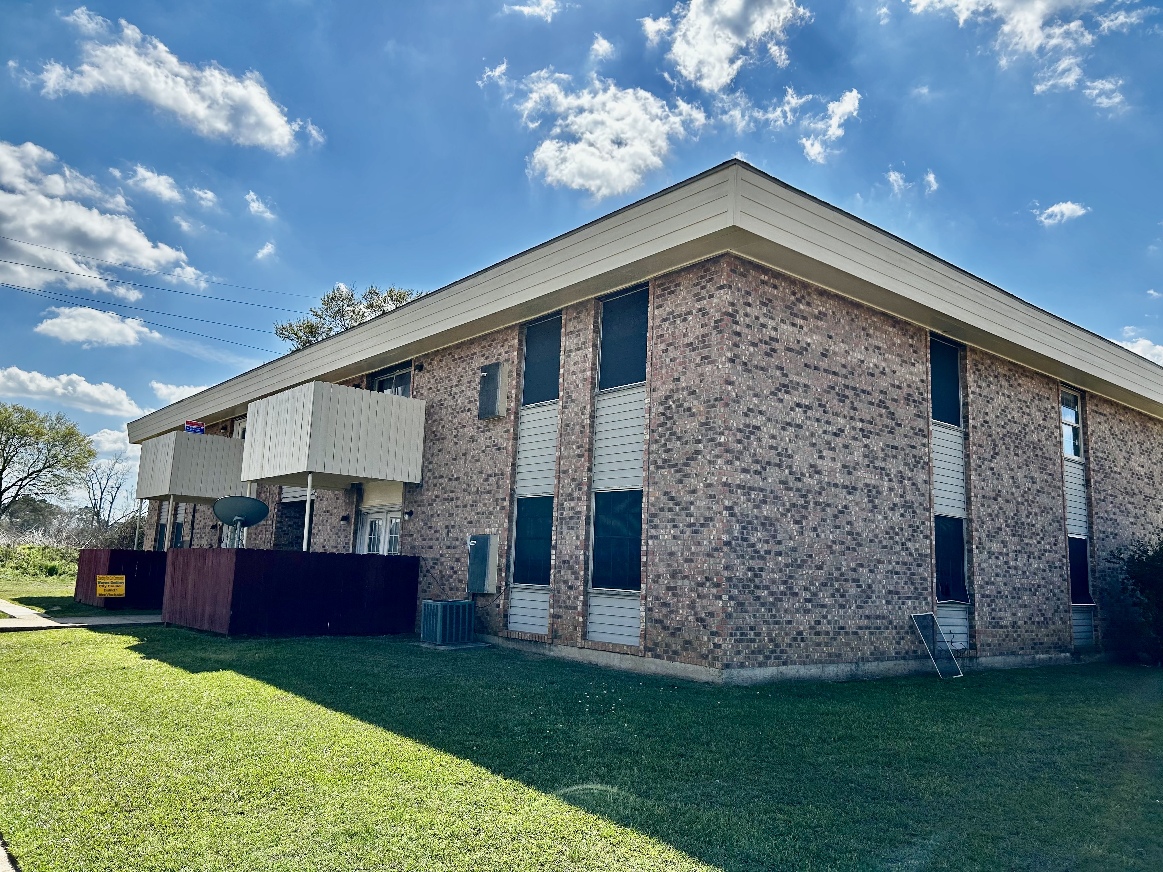 Deridder Condo: 305 Greenbriar Street