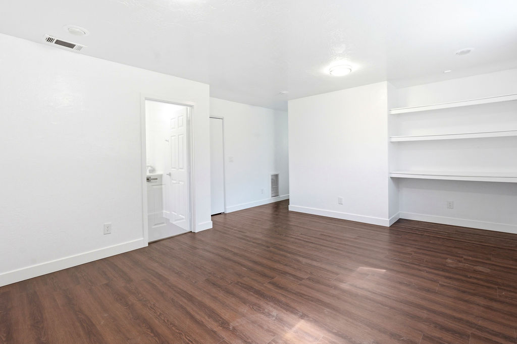 Crestline House: 23855 Zuger Dr