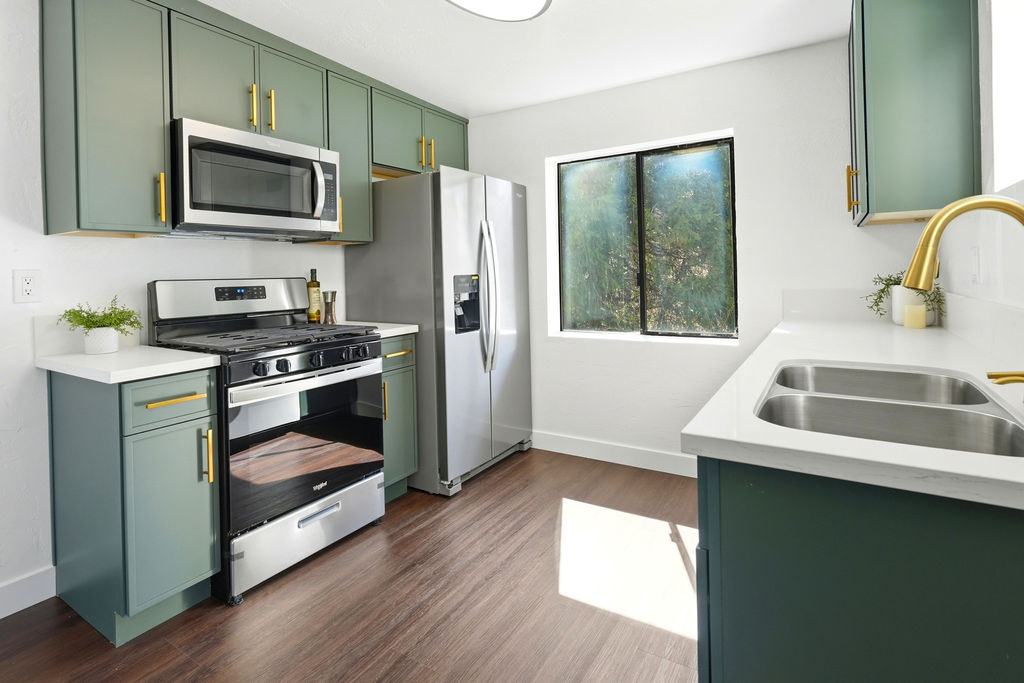 Crestline House: 23855 Zuger Dr