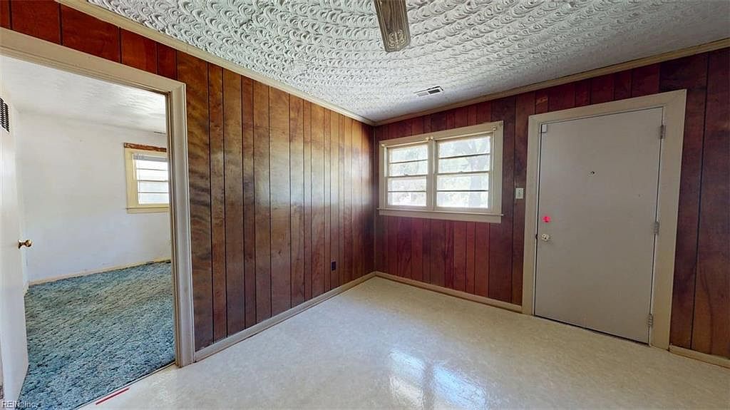 Suffolk House: 4601 Maplewood Dr