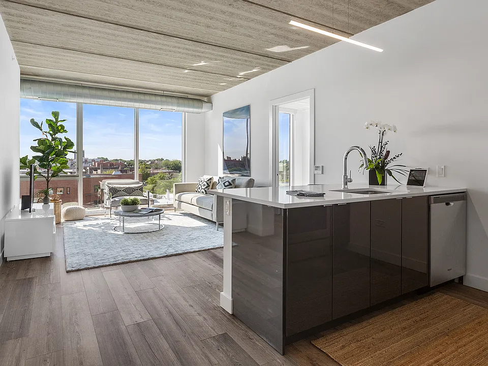 Chicago Condo: 753 W Sheridan Rd