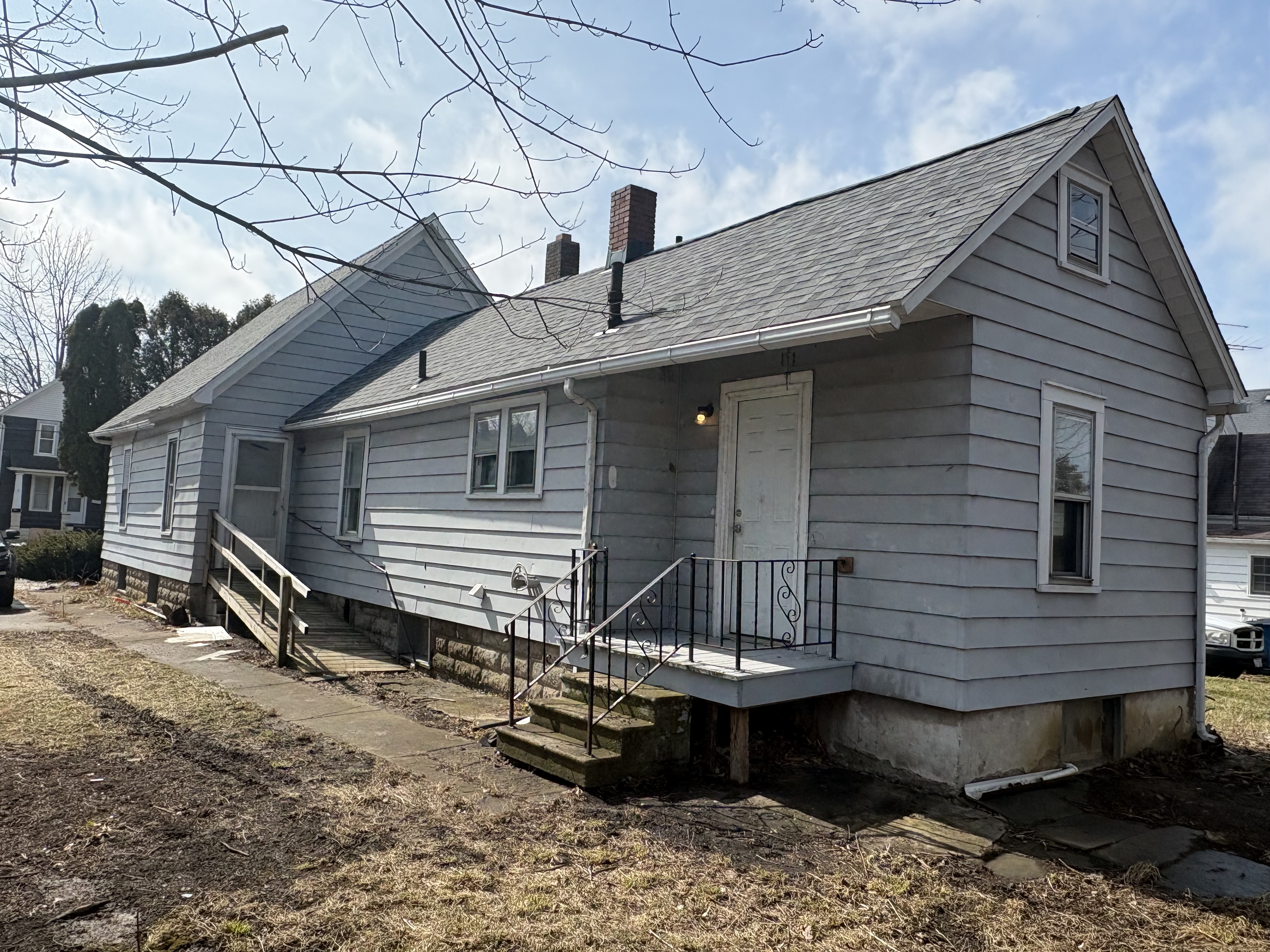 Lorain House: 1030 W 17th St