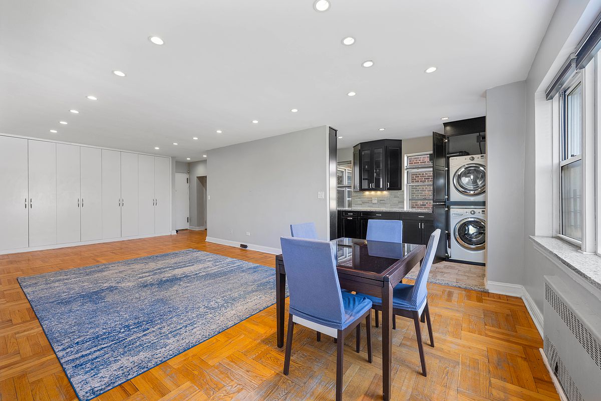 Bronx House: 3750 Hudson Manor Terrace