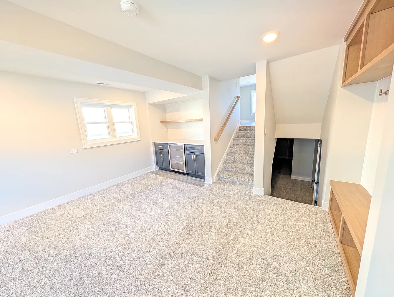 Elmhurst House: 564 N Adele St