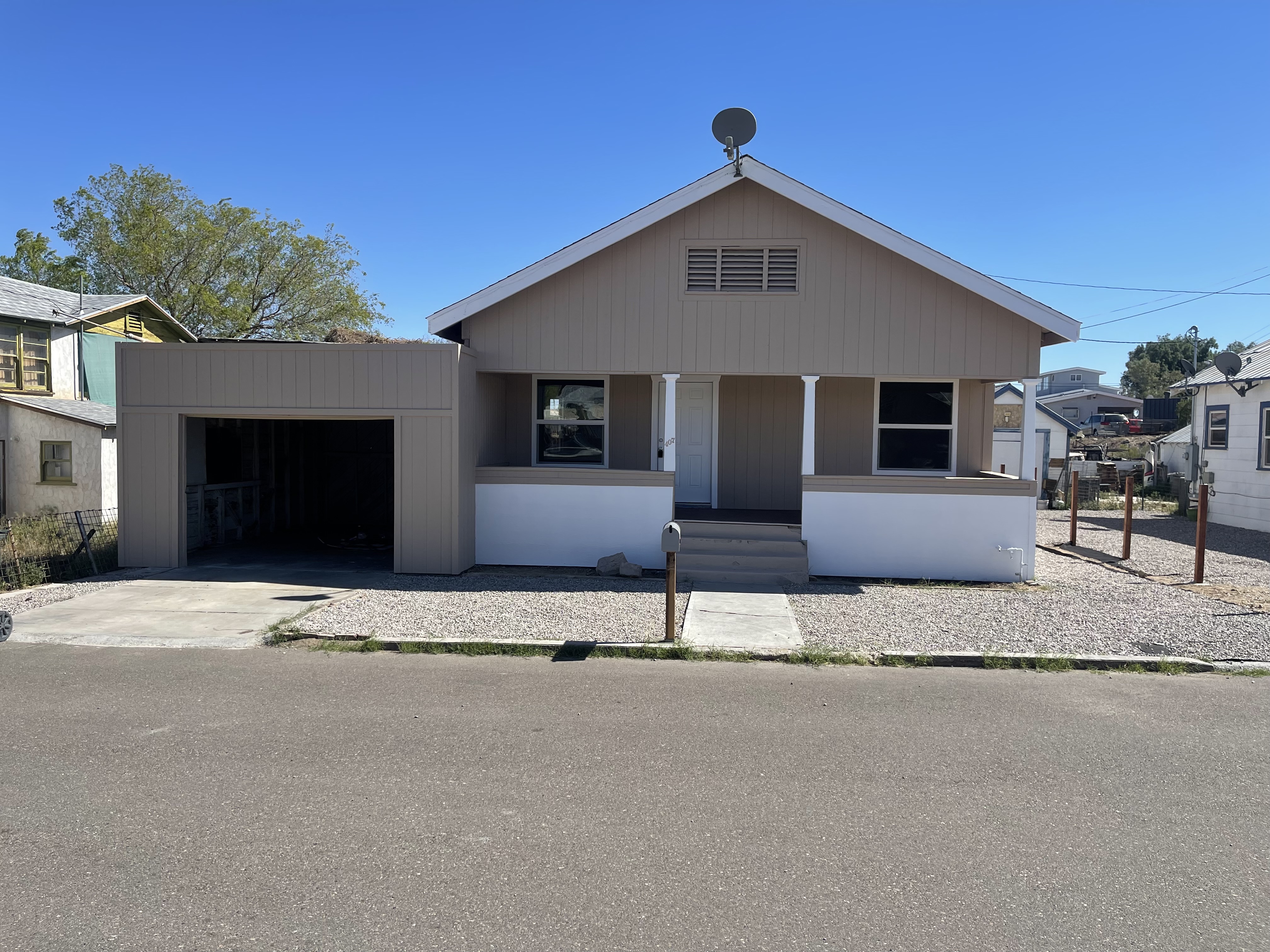 Needles House: 407 La Mesa Way