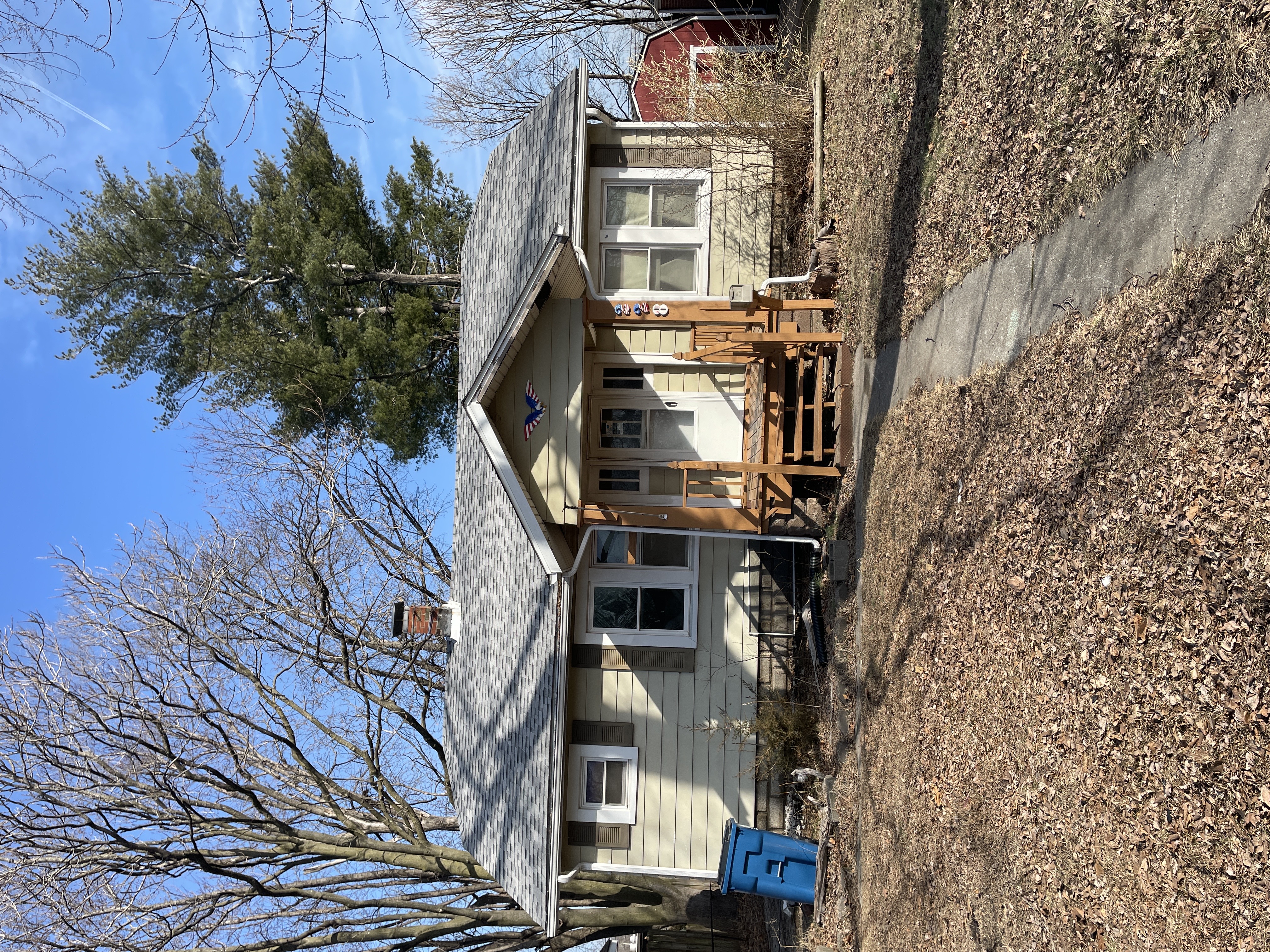 East Alton House: 228 Whitelaw Ave