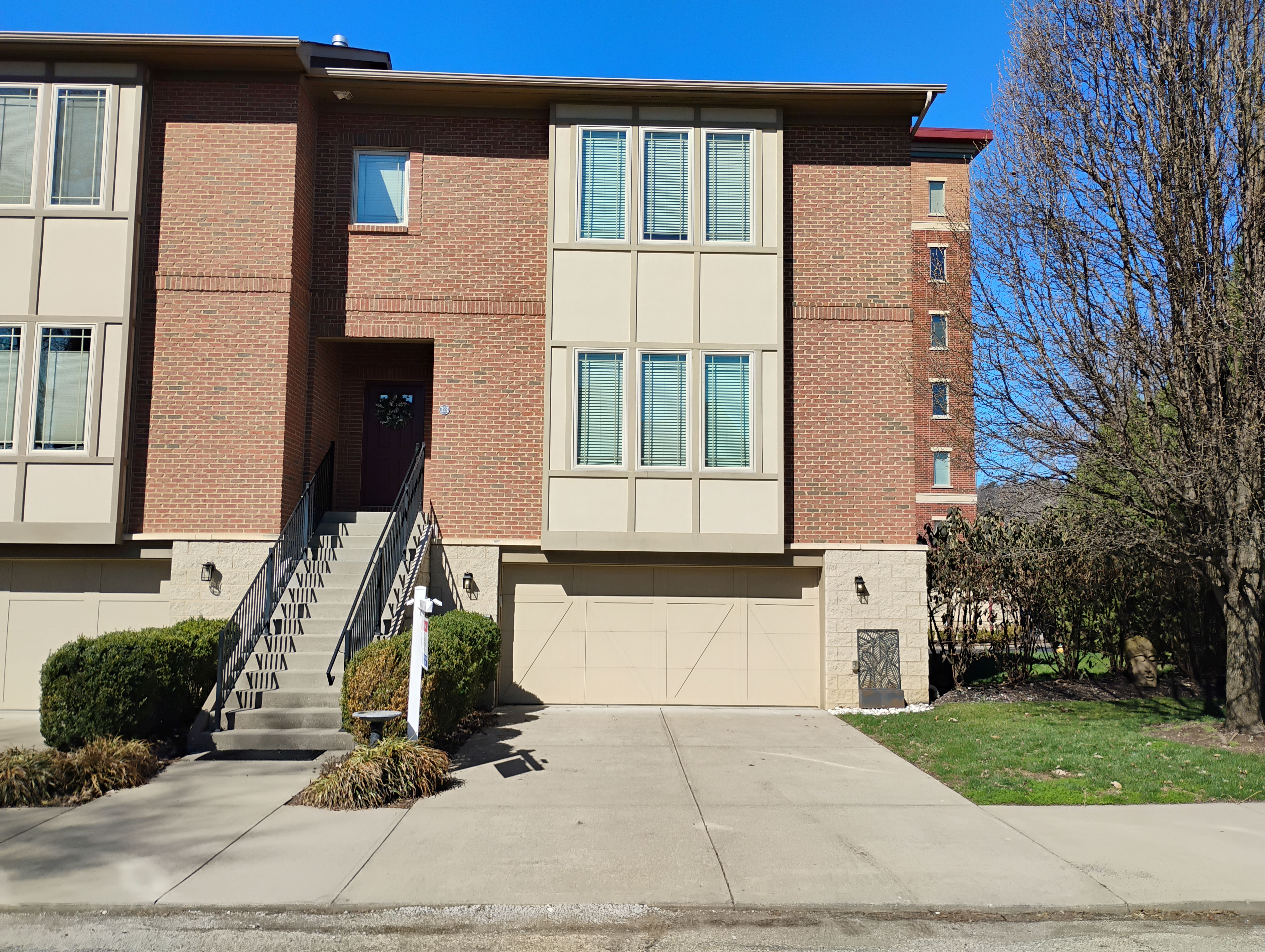 Bellevue Townhome: 323 Eden Ave