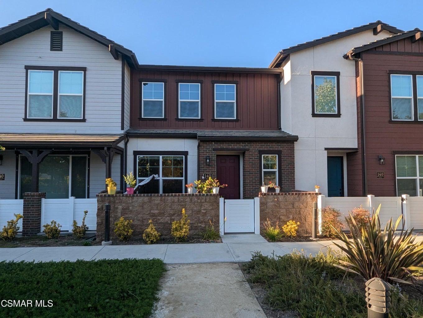 simi valley Townhome: 140 farmhouse drive