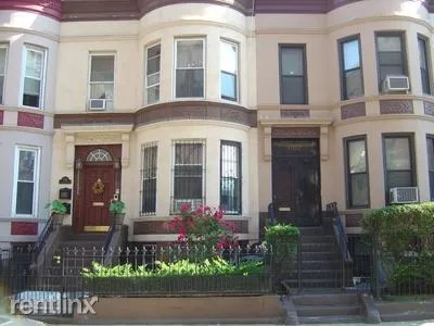 Brooklyn Townhome: 1015 Lincoln Pl