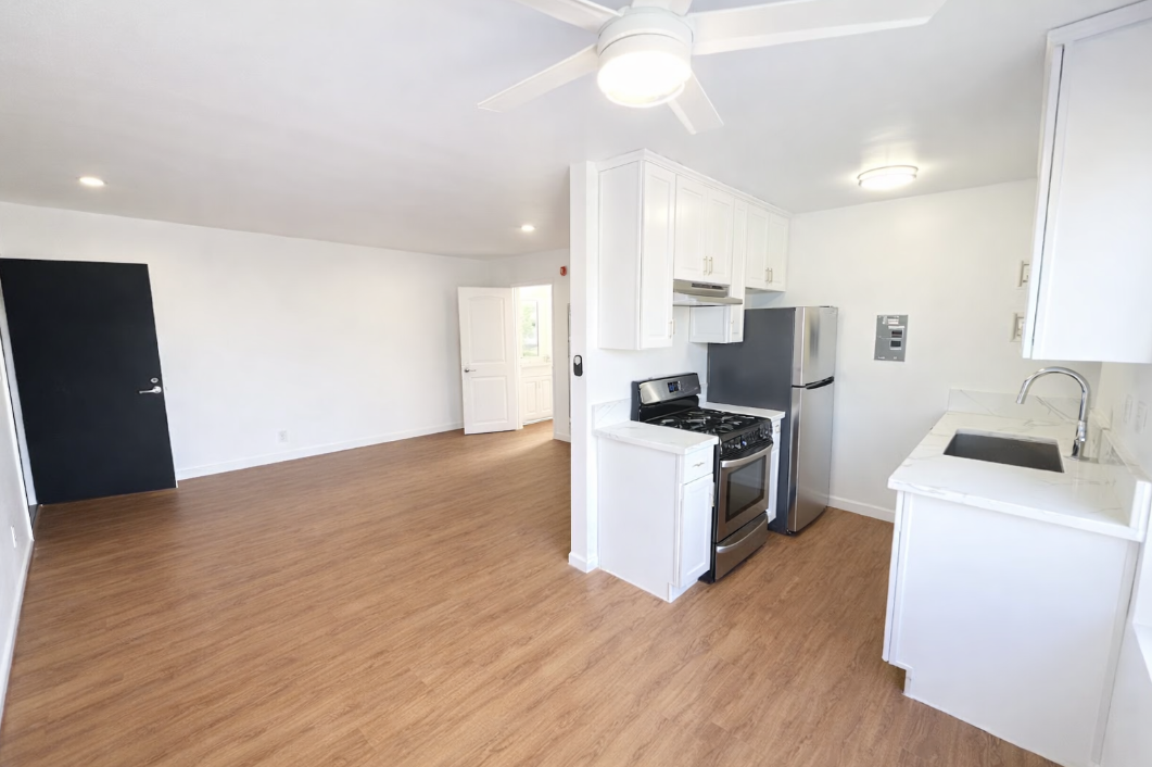Venice Apartment: 333 Vernon Ave