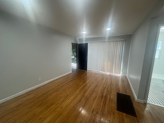 Long Beach Apartment: 4676 N. Banner Dr #2