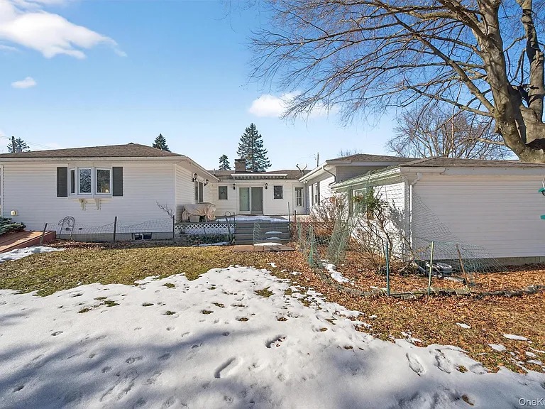 Middletown House: 2 Thomas Jefferson Place