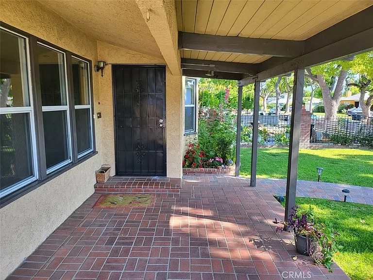 Burbank House: 532 N reese place