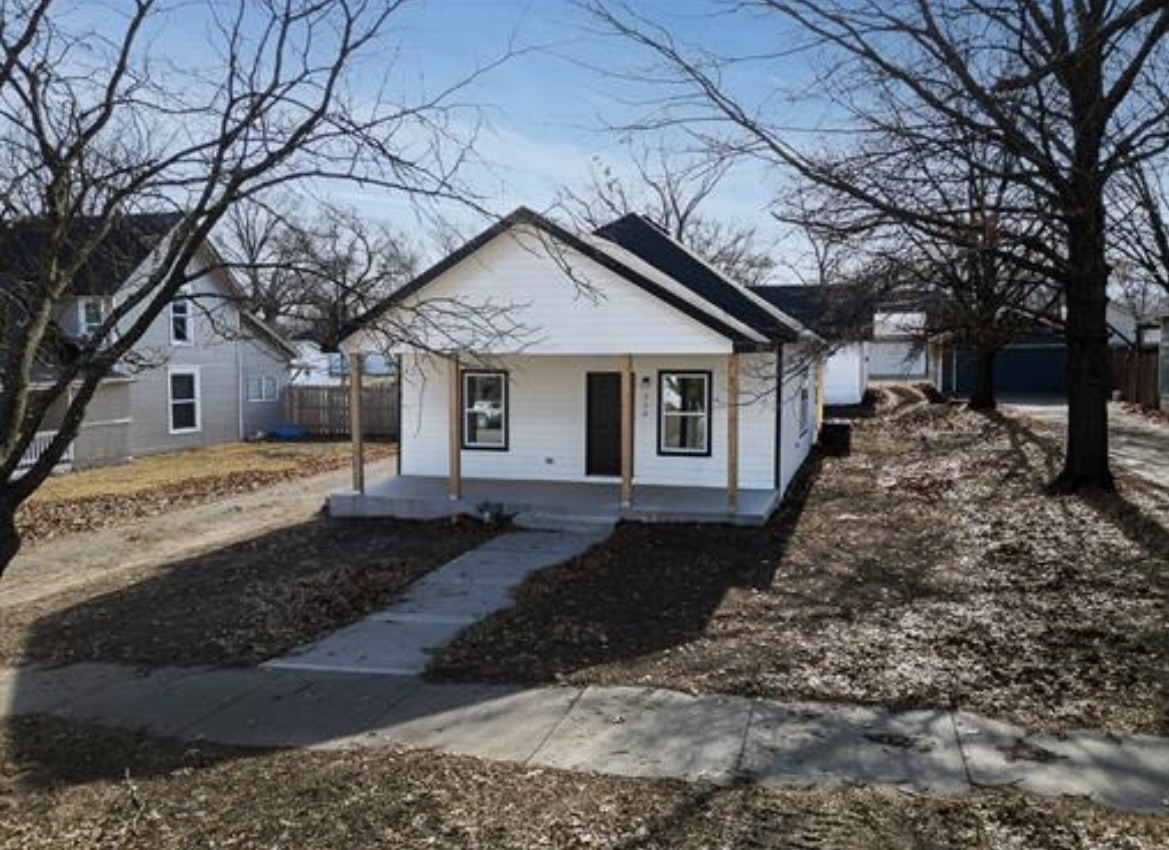 Tonganoxie House: 308 E 2nd St