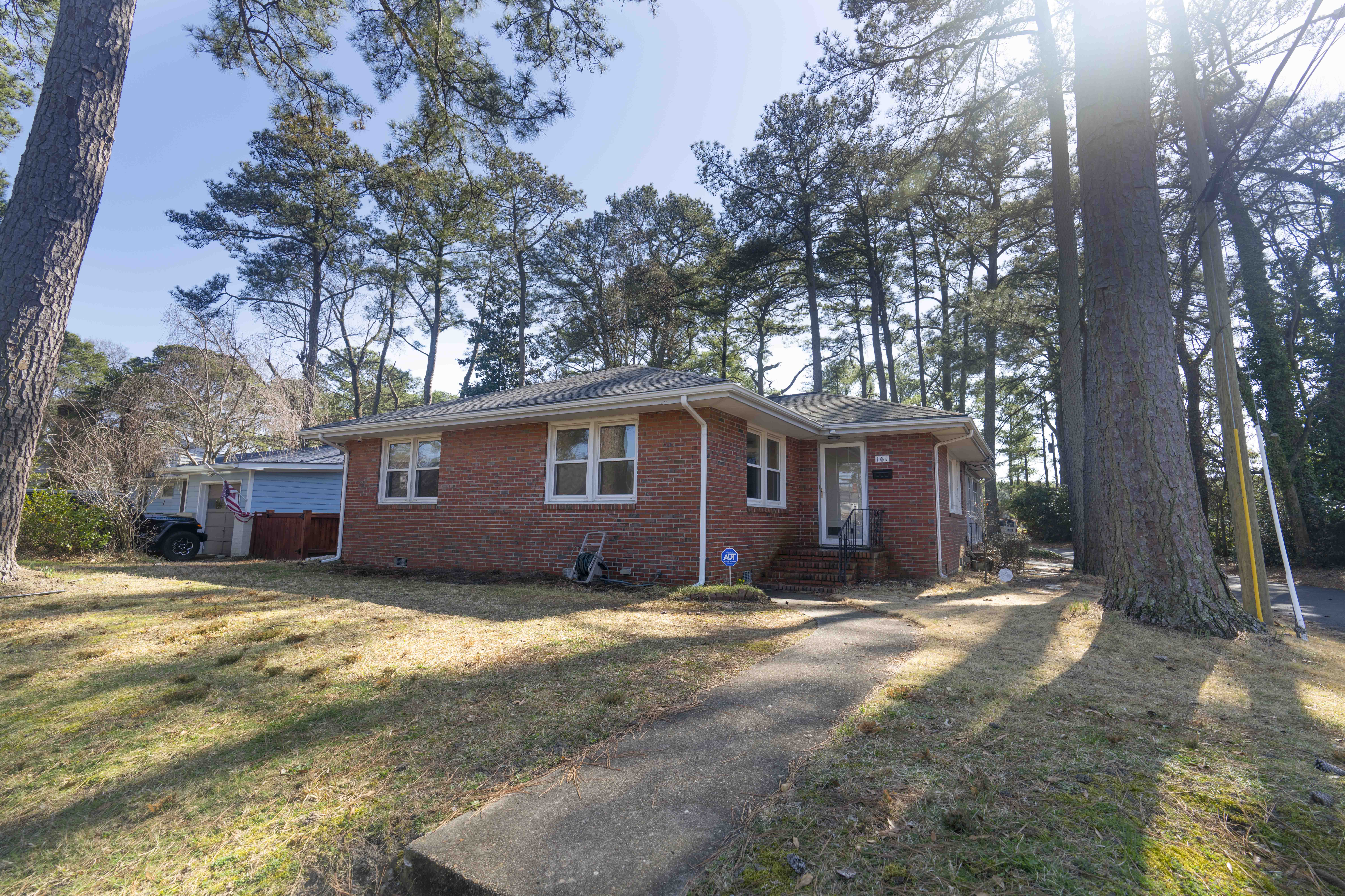 Norfolk House: 161 Blades St