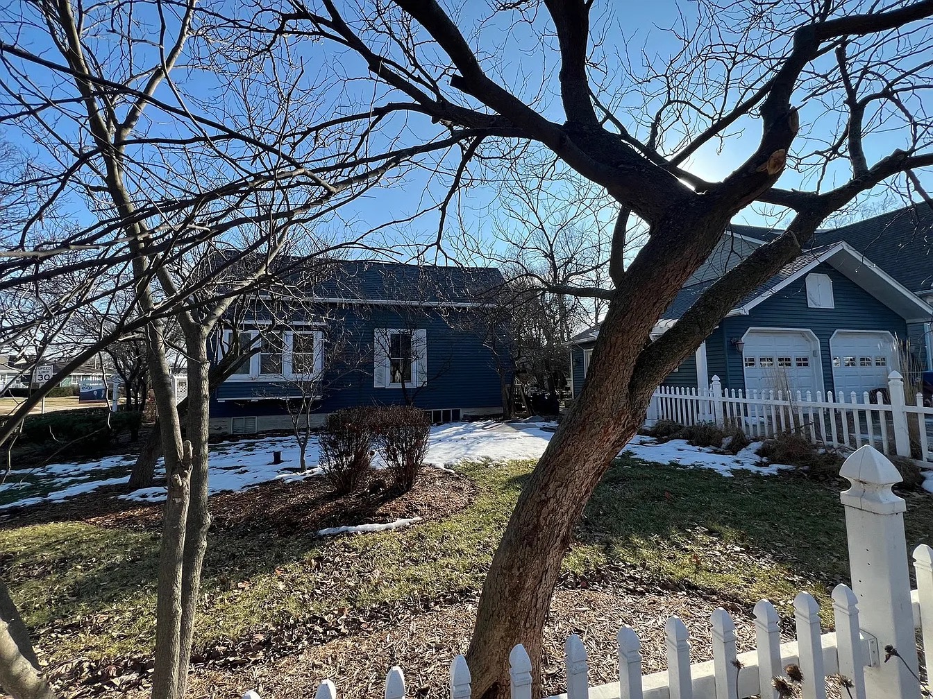 Bensenville House: 800 E Belmont Ave, Bensenville, IL 60106