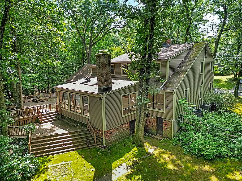 Longmeadow House: 28 Revere Road