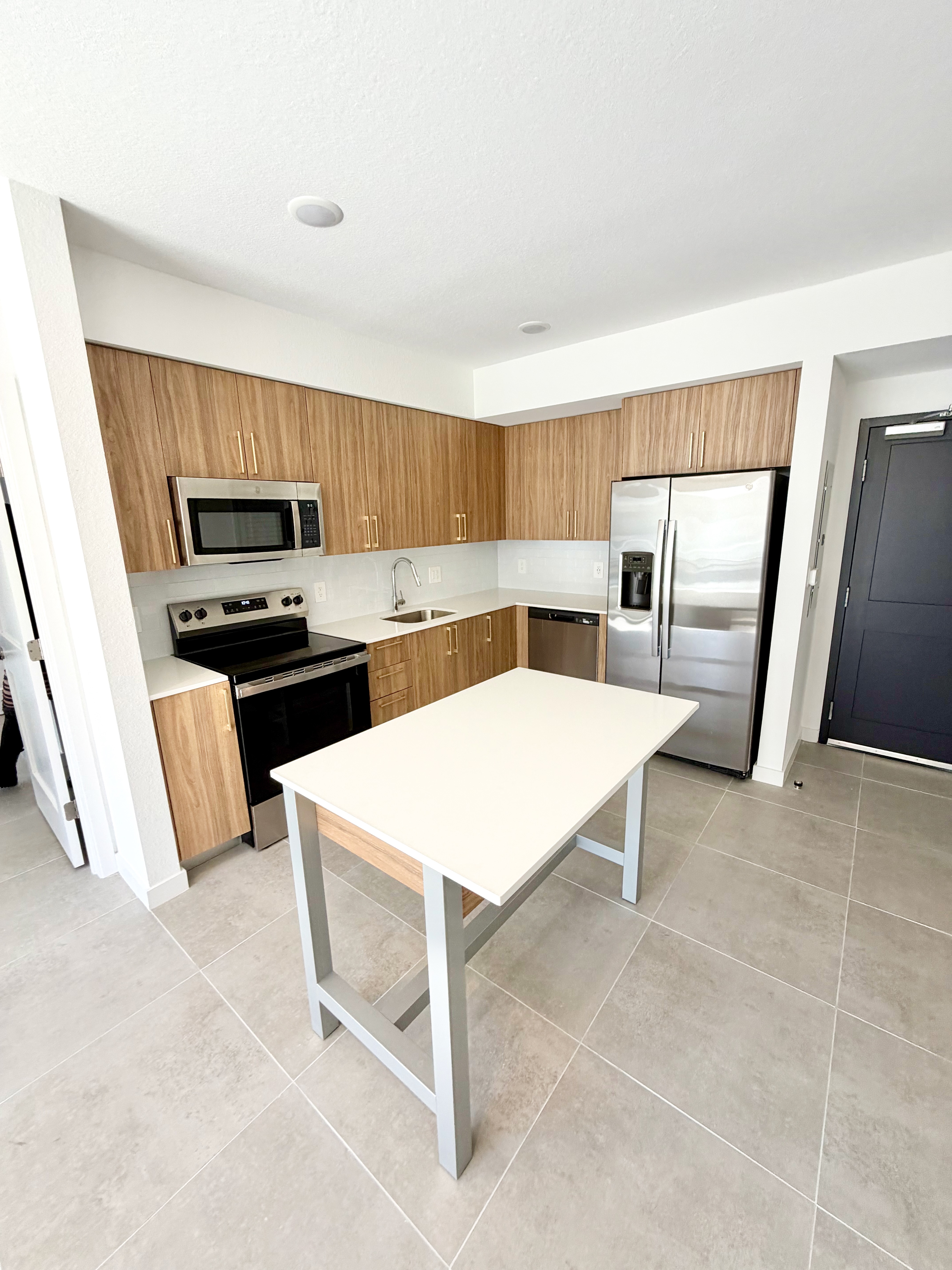 Hollywood Apartment: 1940 Van Buren Street