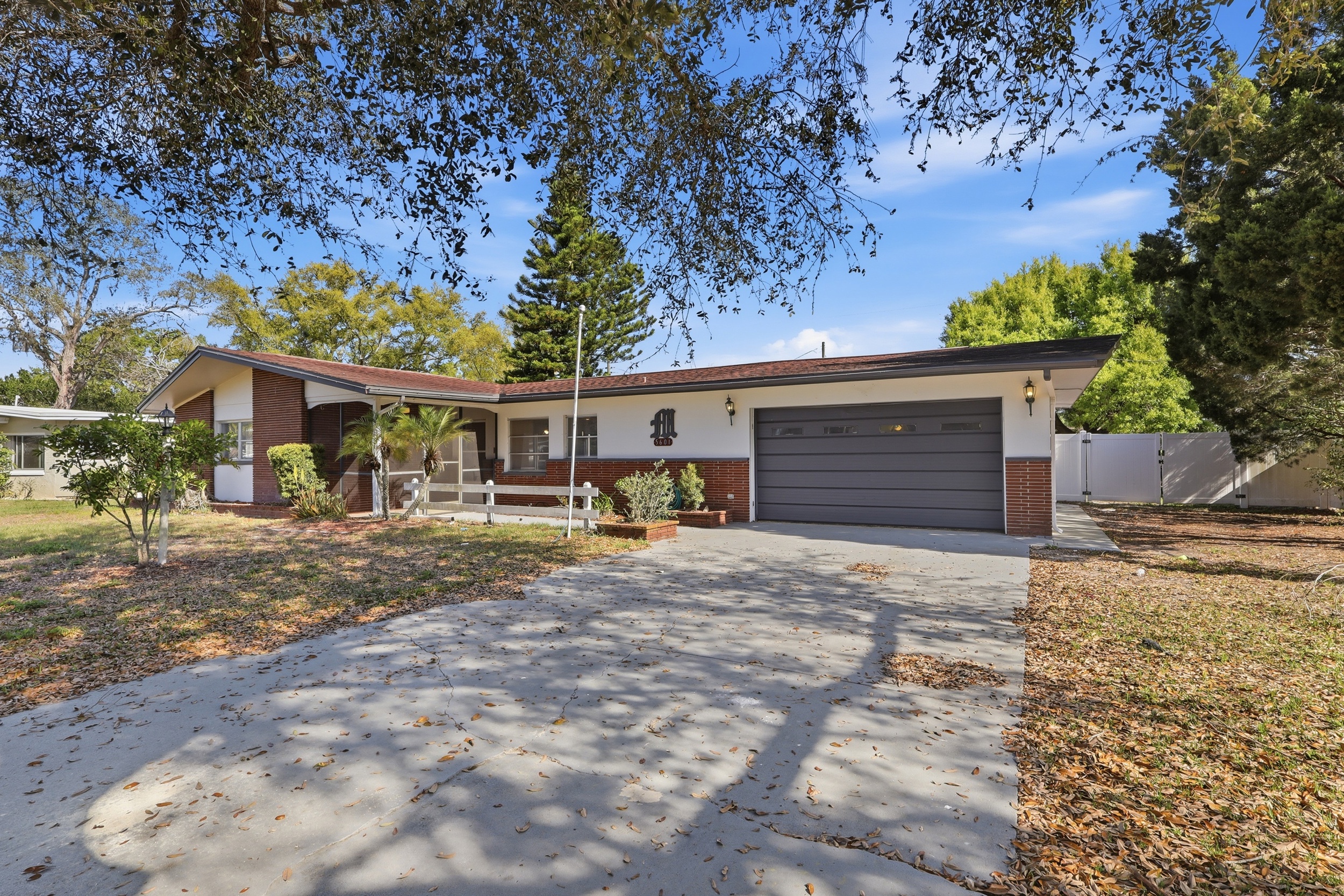 Holiday House: 5601 Forest Hills Dr