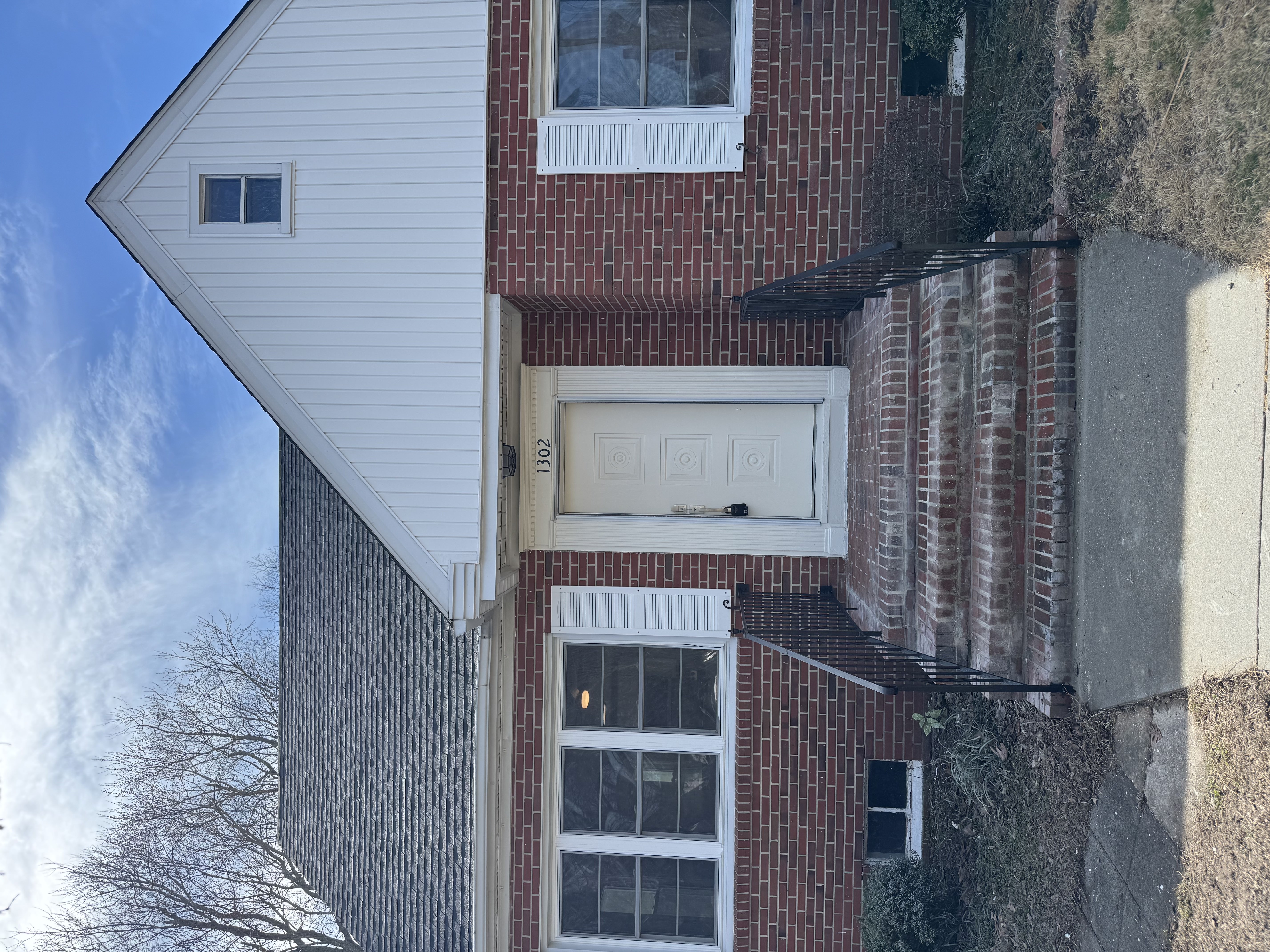 Salisbury House: 1302 Hazel St