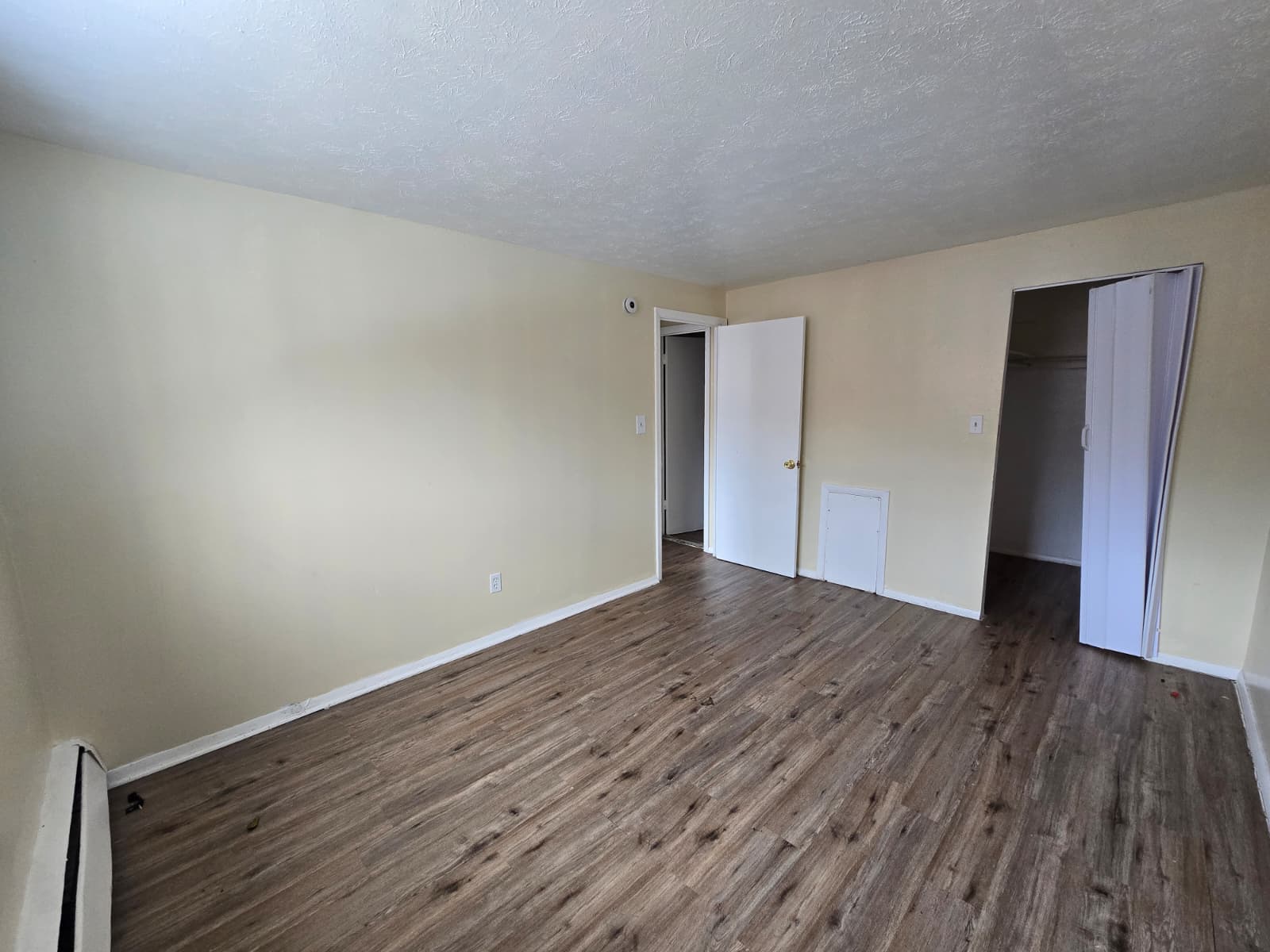 East Cleveland Apartment: 14815 Euclid Ave