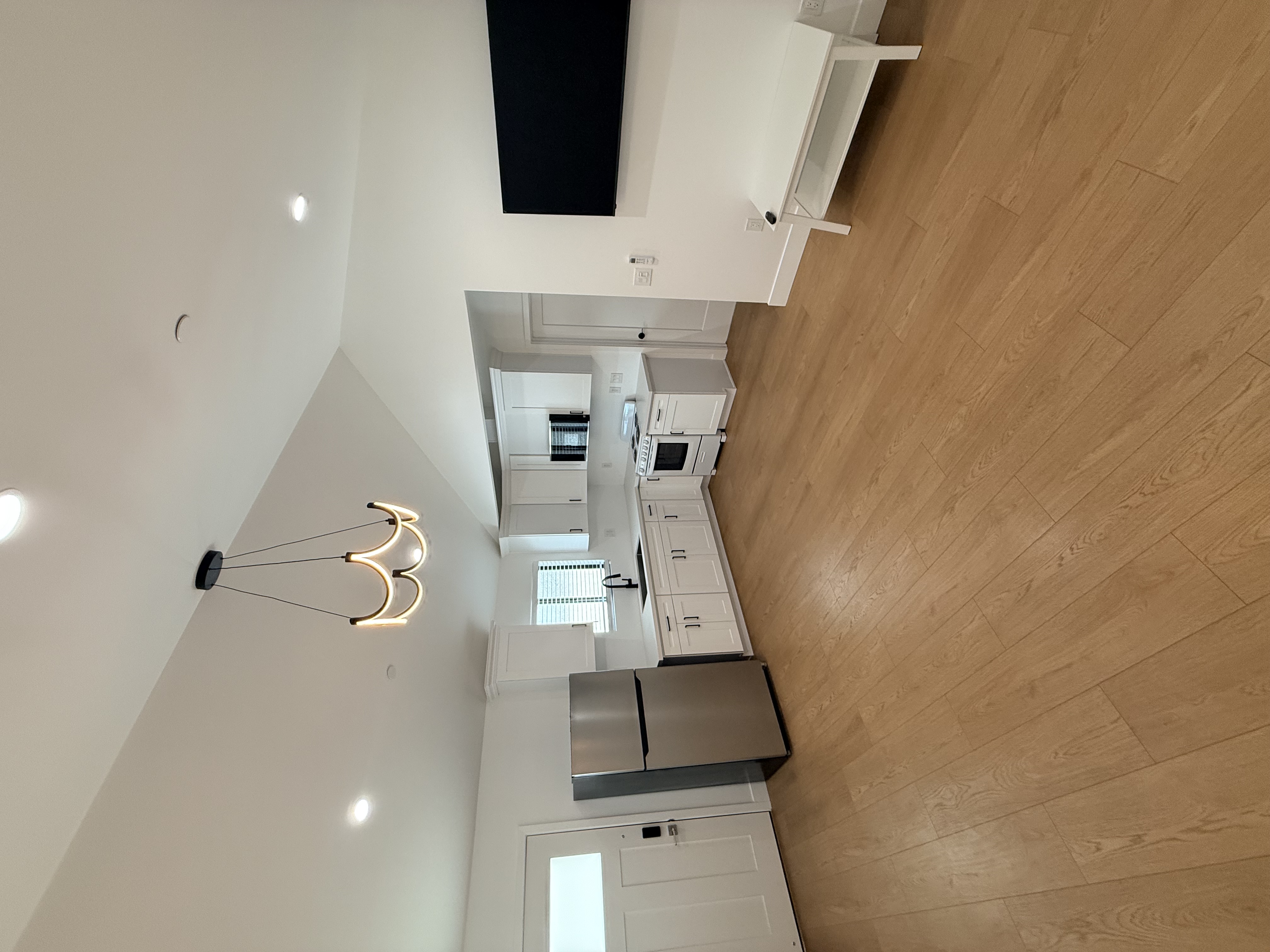 Long Beach House: 111 E 60th st