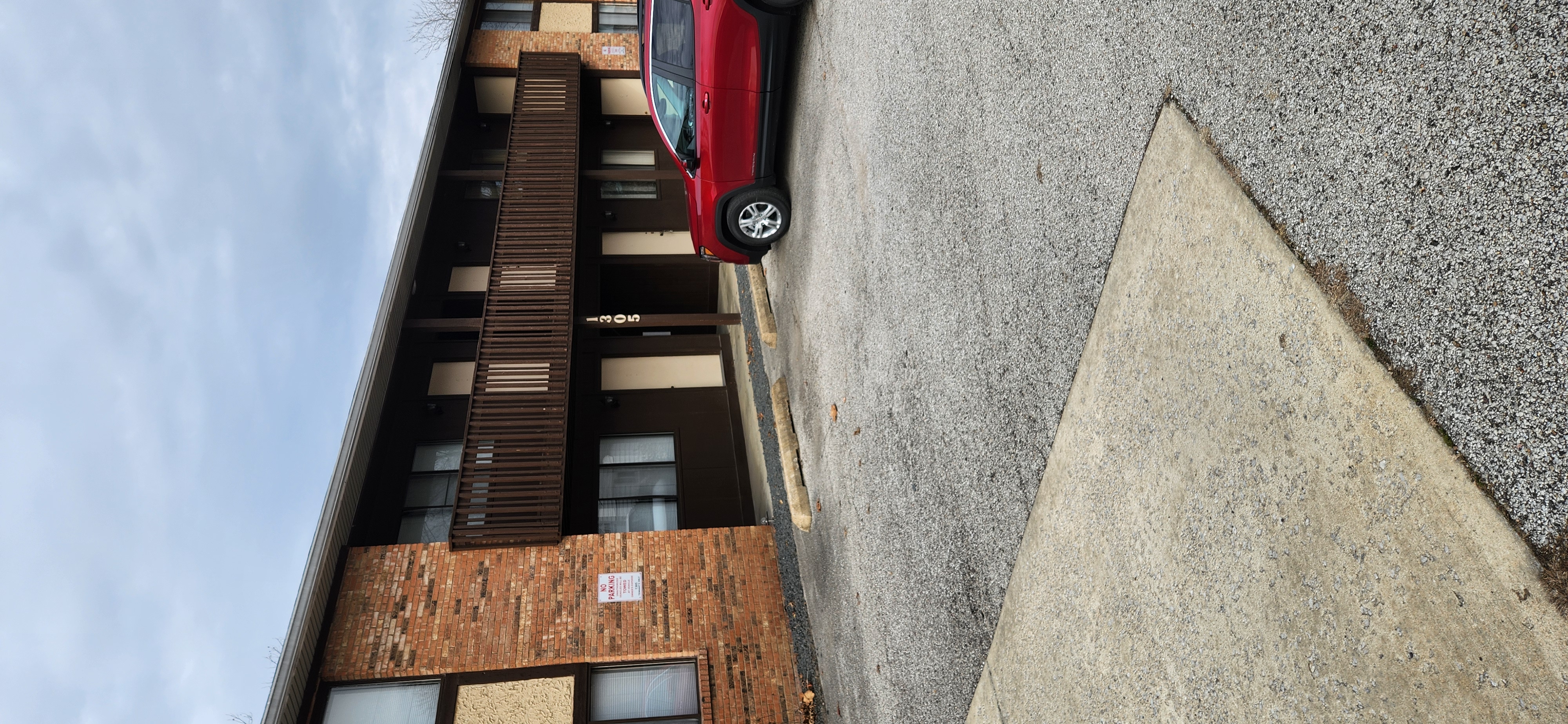 Belleville Apartment: 1305 n 17th St