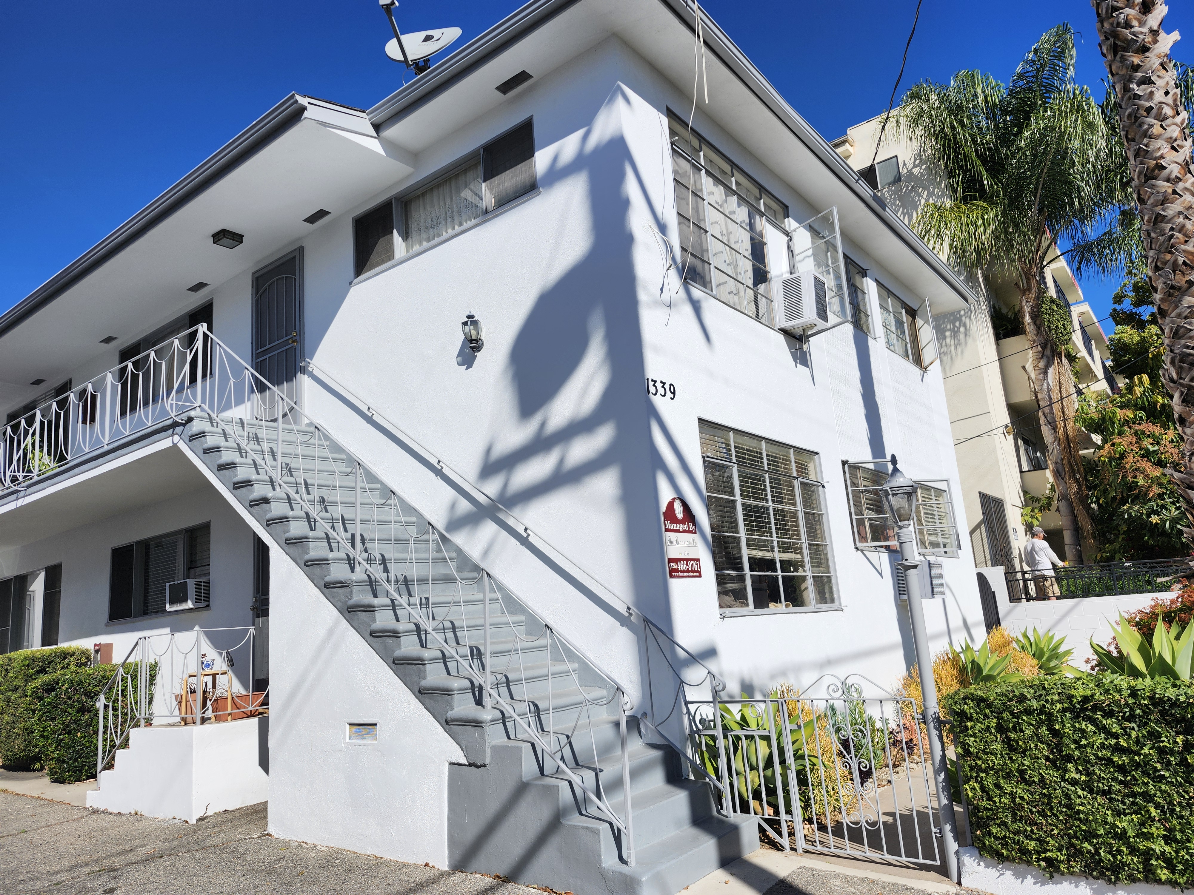 Los Angeles Apartment: 1339 N. Vista