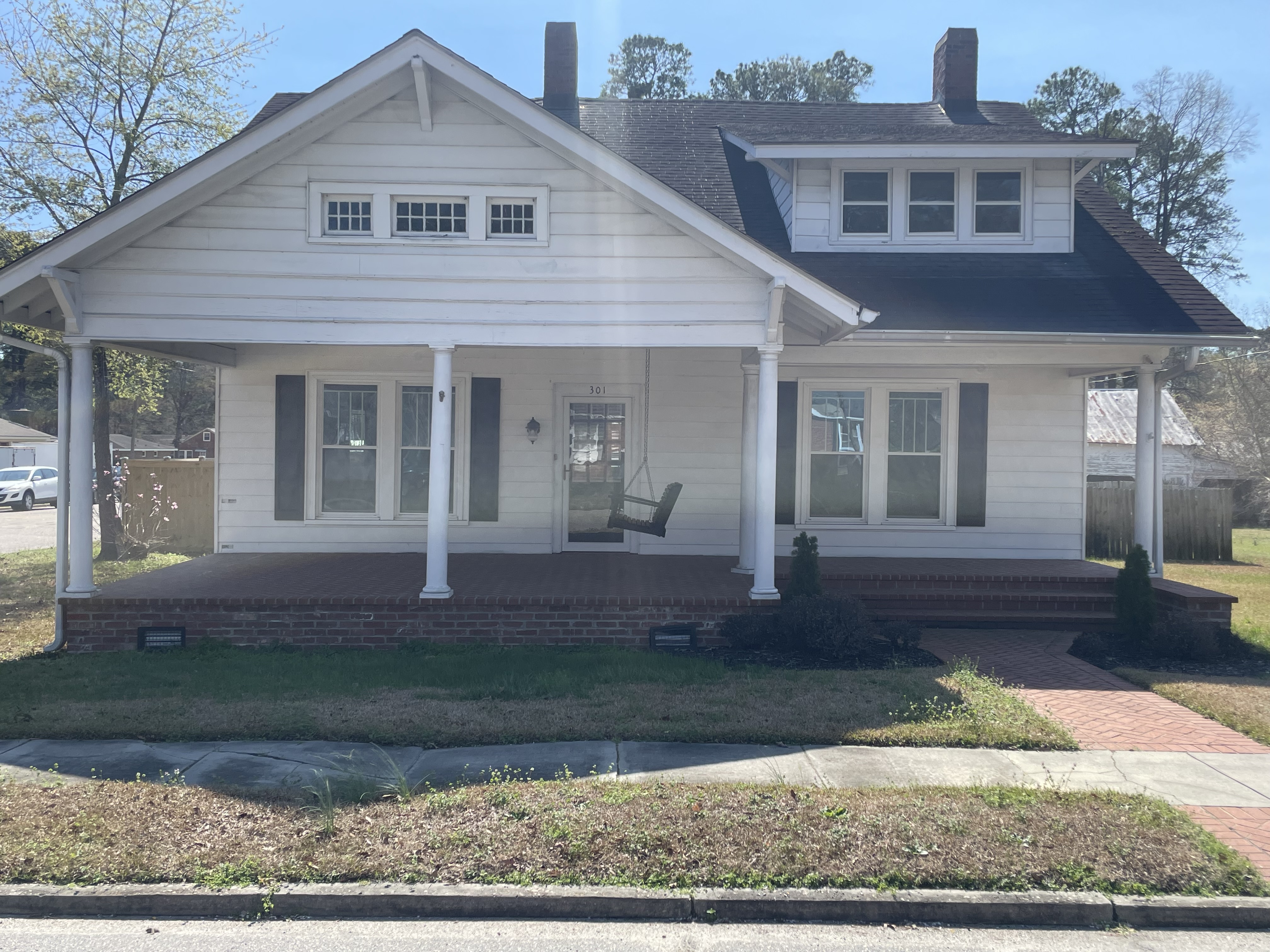 Pinetops House: 301 W Hamlett St