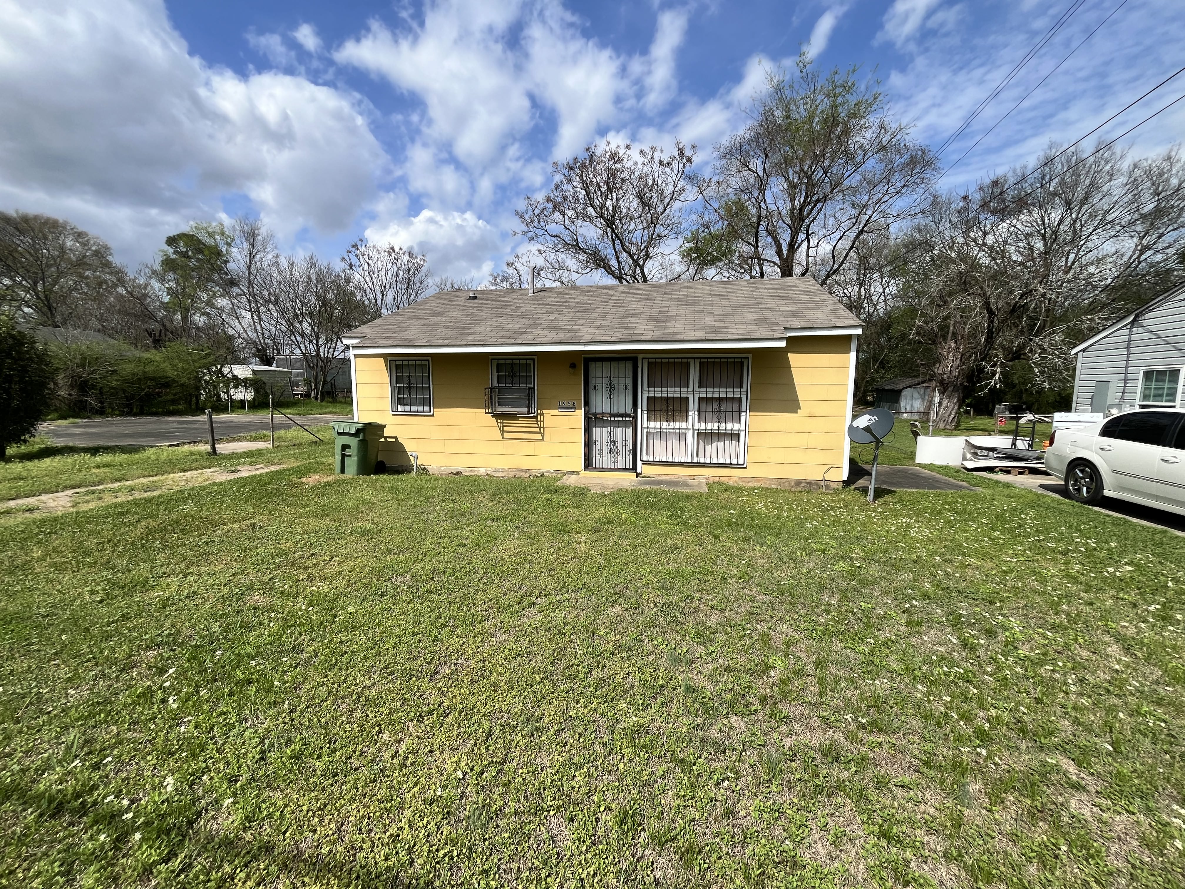 Montgomery House: 1958 Kenny St