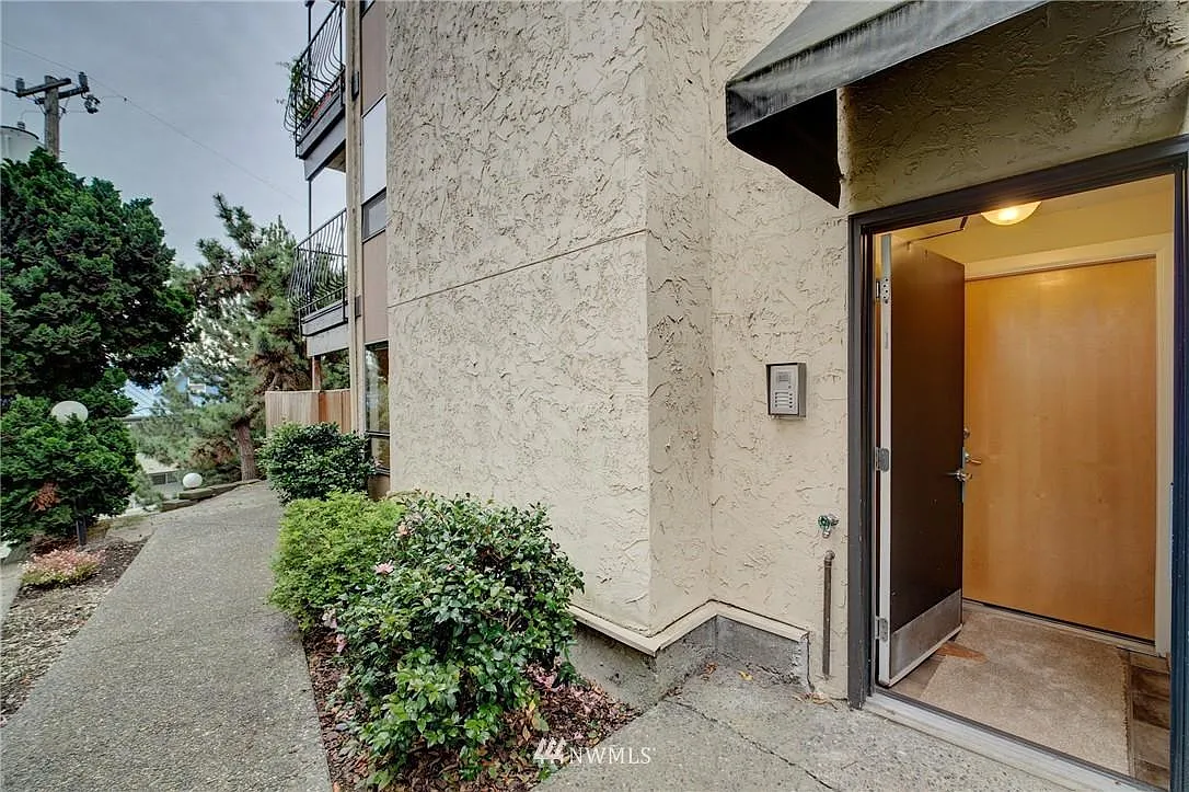 Seattle Condo: 2423 8th Ave N