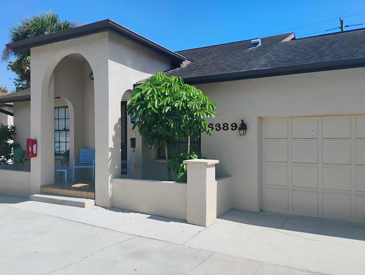 Sarasota House: 6391 Gateway Ave