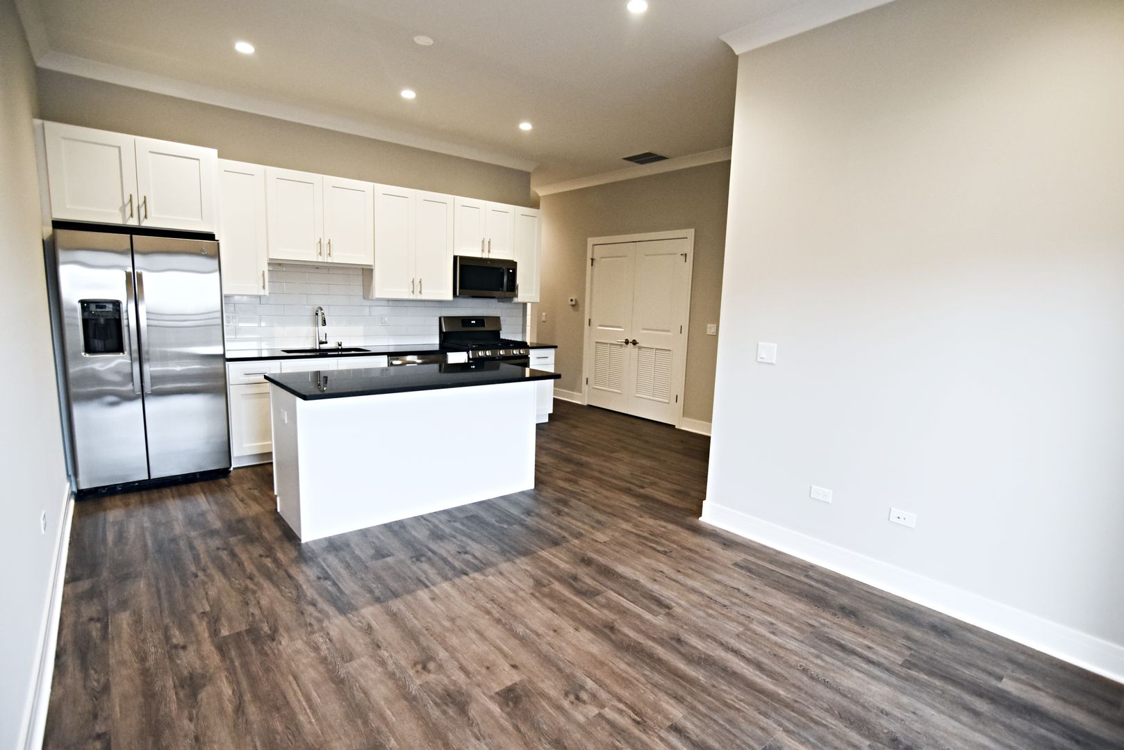 Chicago Condo: 957 W Irving Park Rd