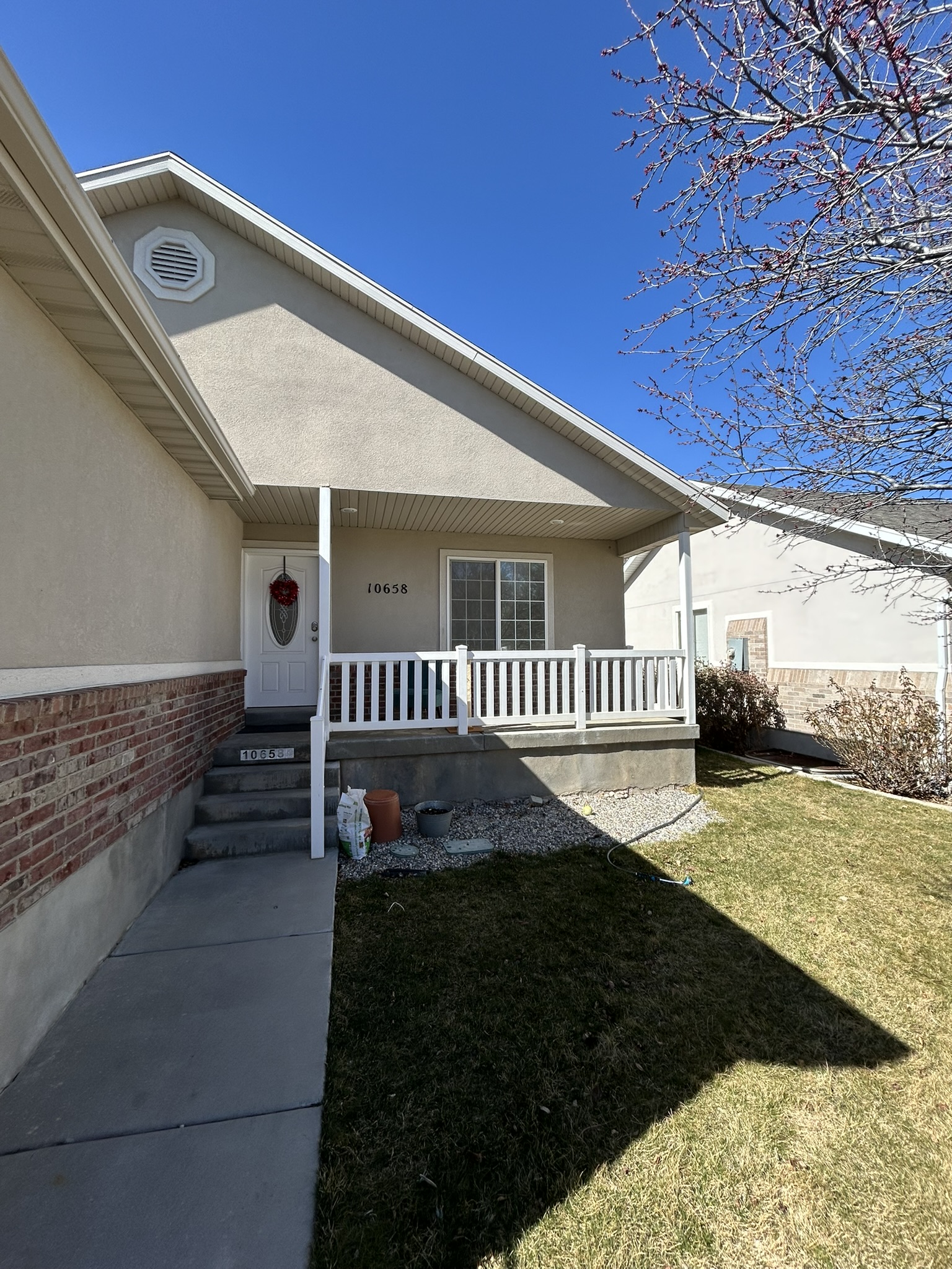 South Jordan House: 10658 S Poplar Grove Dr