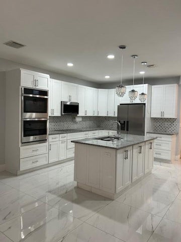 West Palm Beach Townhome: 1305 Lucaya Drive