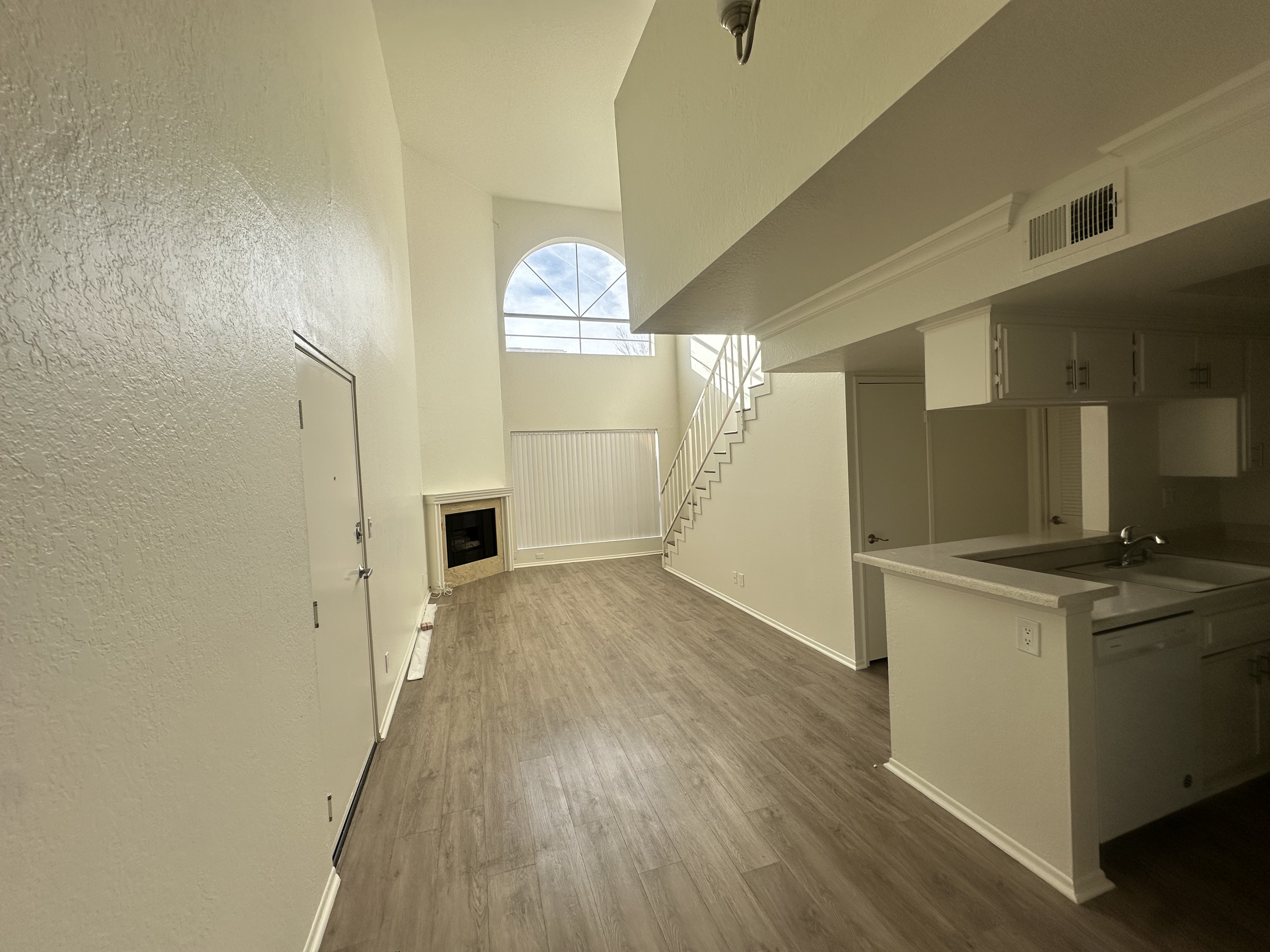 Sherman Oaks Apartment: 15009 Moorpark st