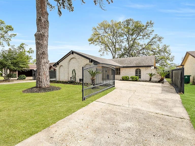 Houston House: 7522 Deep Forest Dr