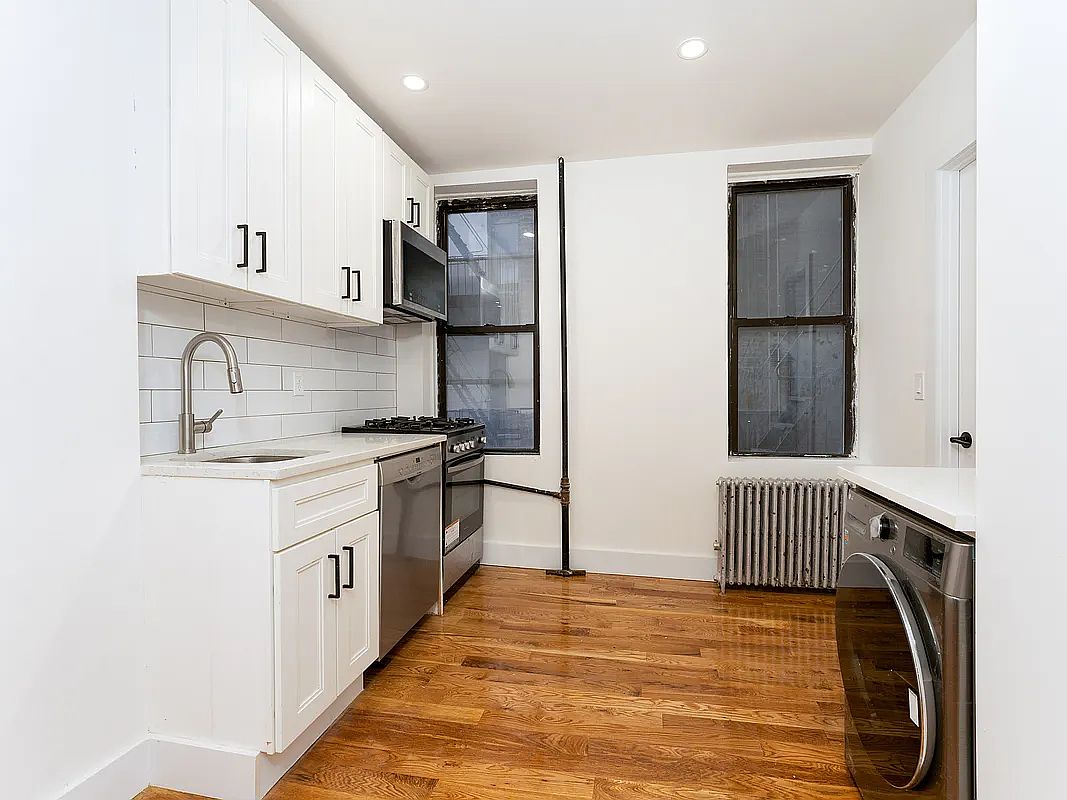 New York House: 345 8th Ave