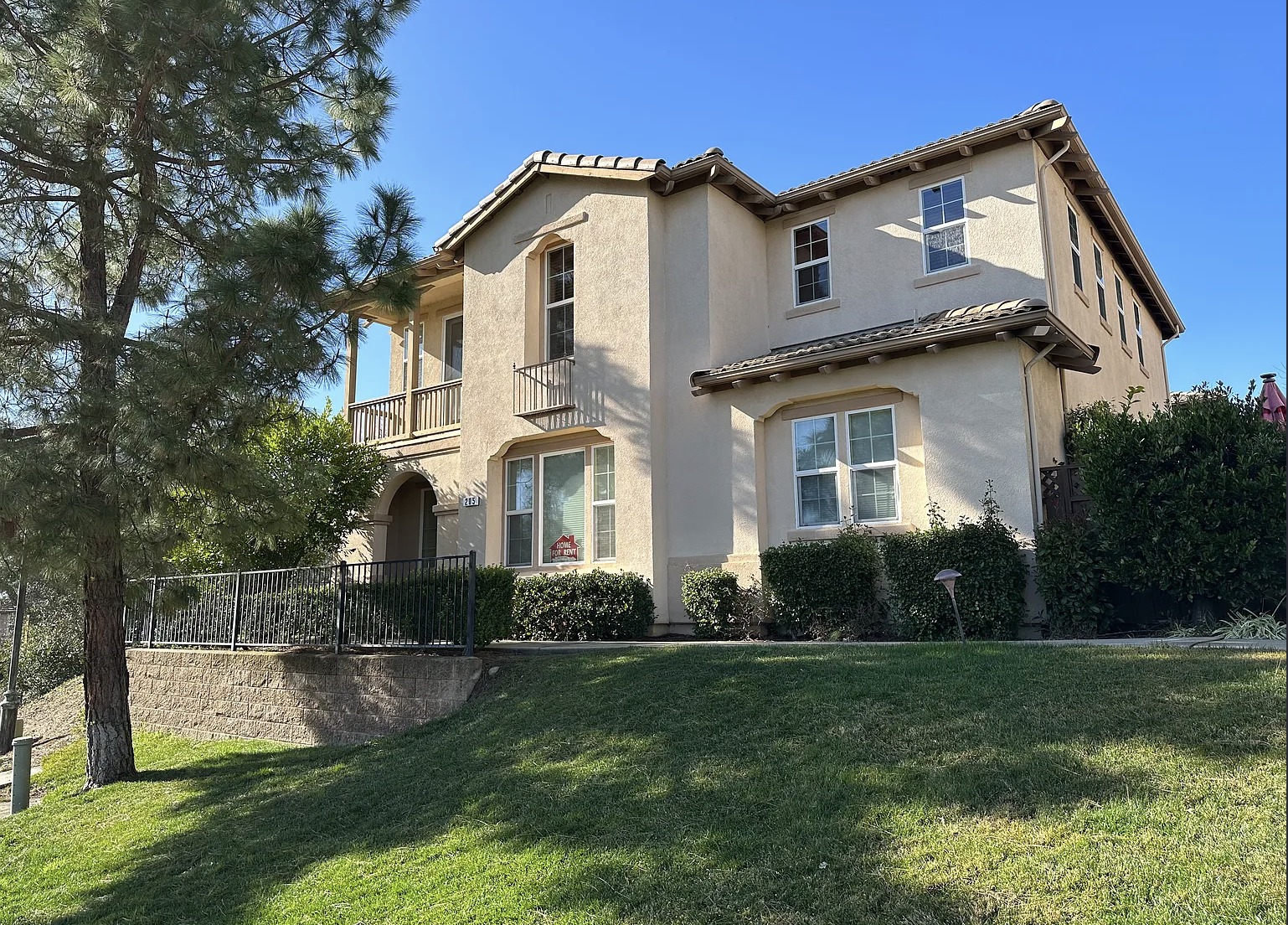 Folsom House: 205 Barnhill Dr