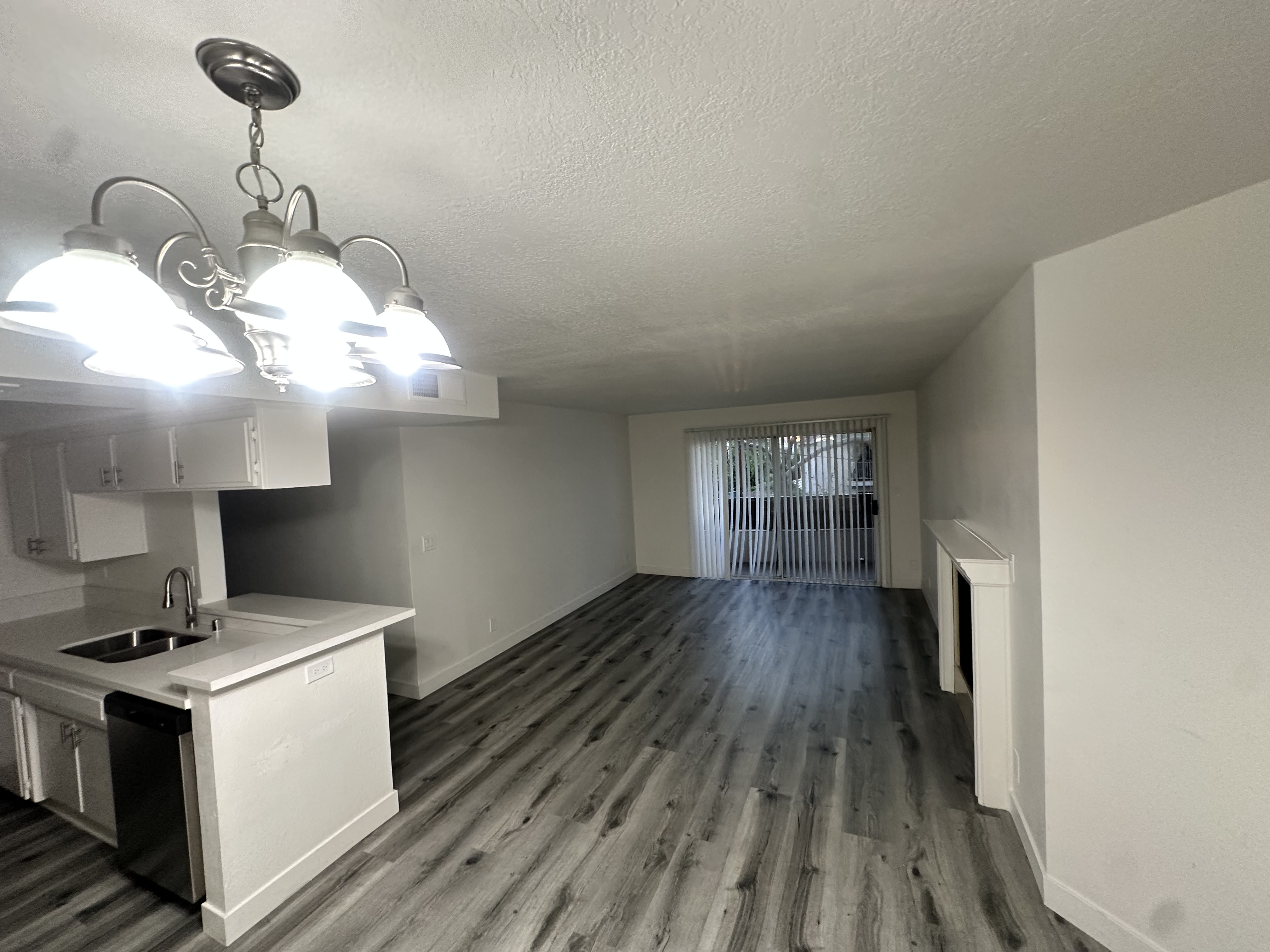 Sherman Oaks Apartment: 15009 moorpark