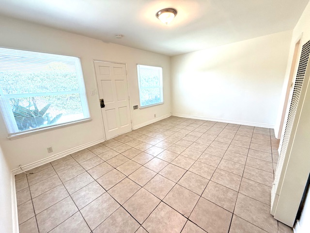 Long Beach Apartment: 1850 Henderson