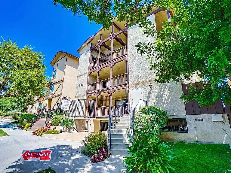 Burbank Townhome: 534 East Cypress Ave.