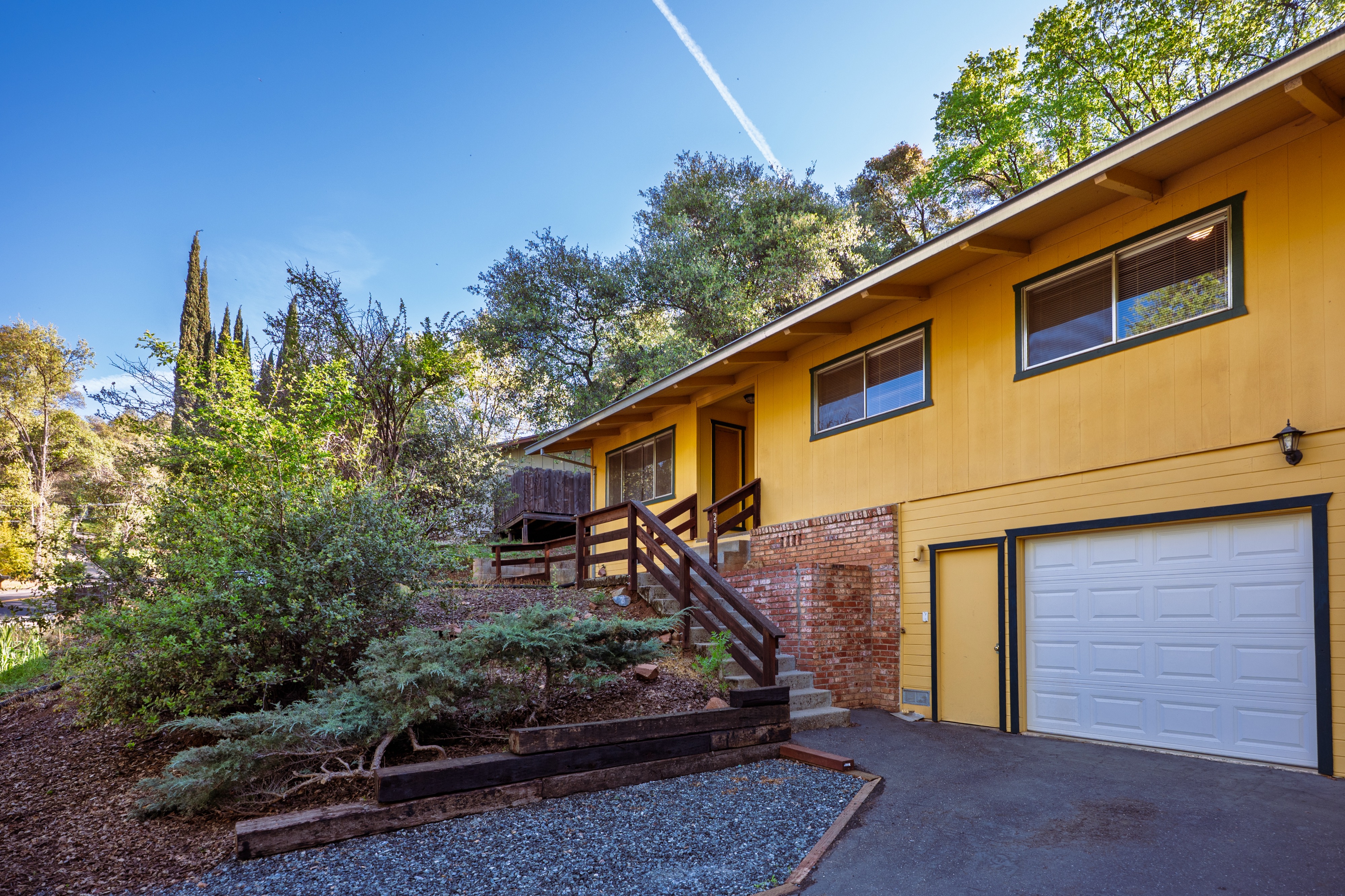 Sonora House: 951 Shaws Flat Rd