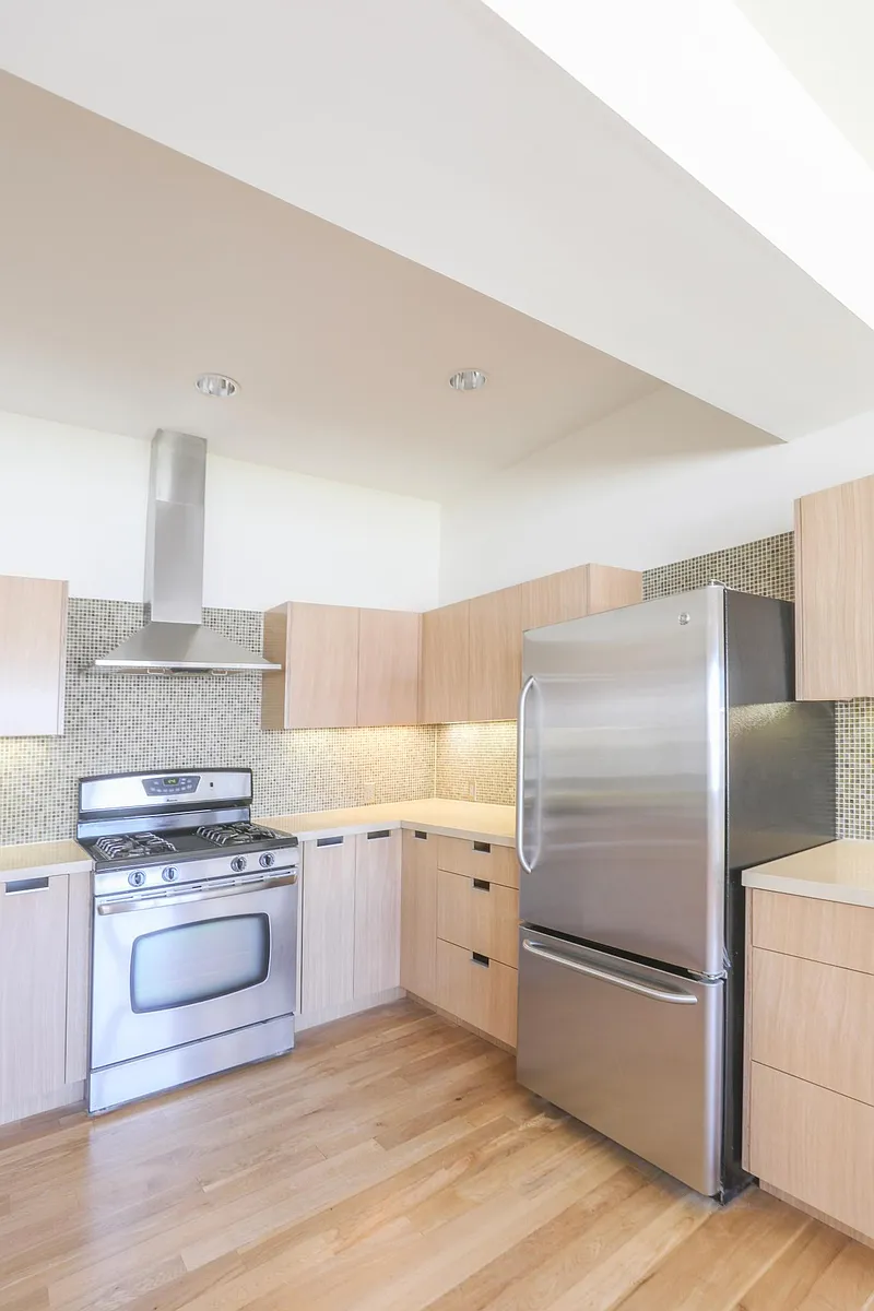 Venice Apartment: 8 Brooks Ave