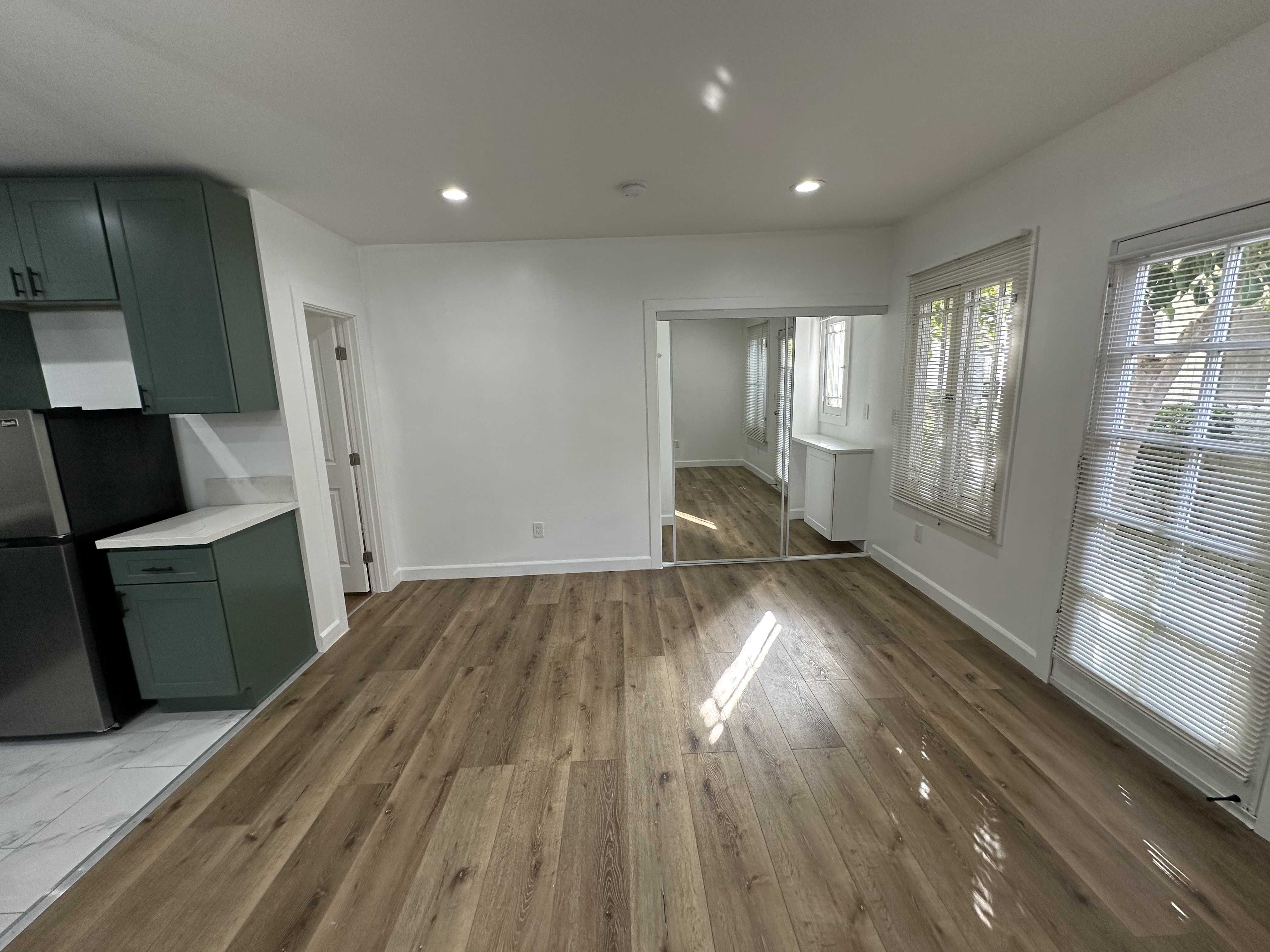 Los Angeles Multiplex: 632 1/4 N Plymouth Blvd