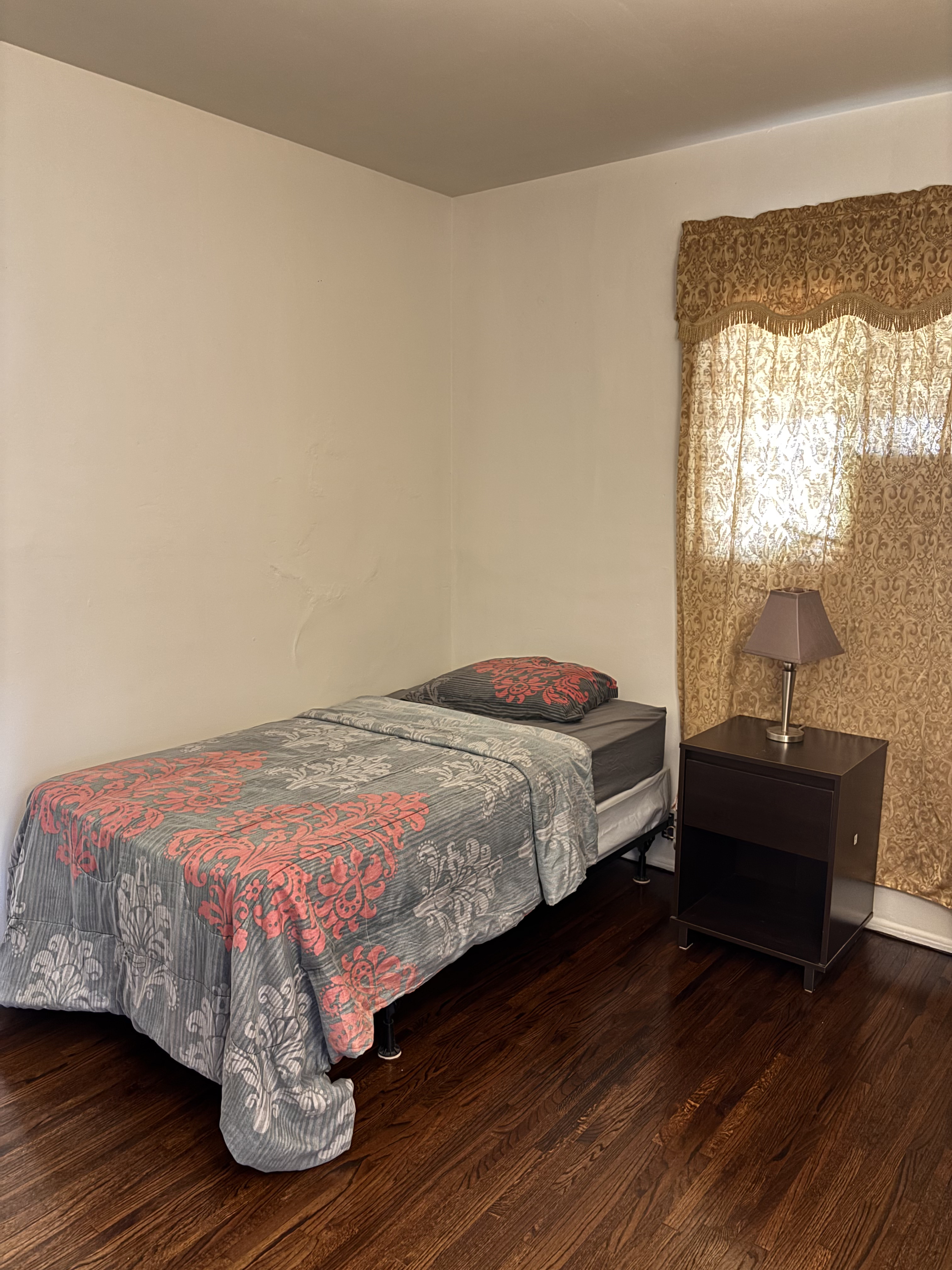 Norwalk House: 15516 Flatbush Ave